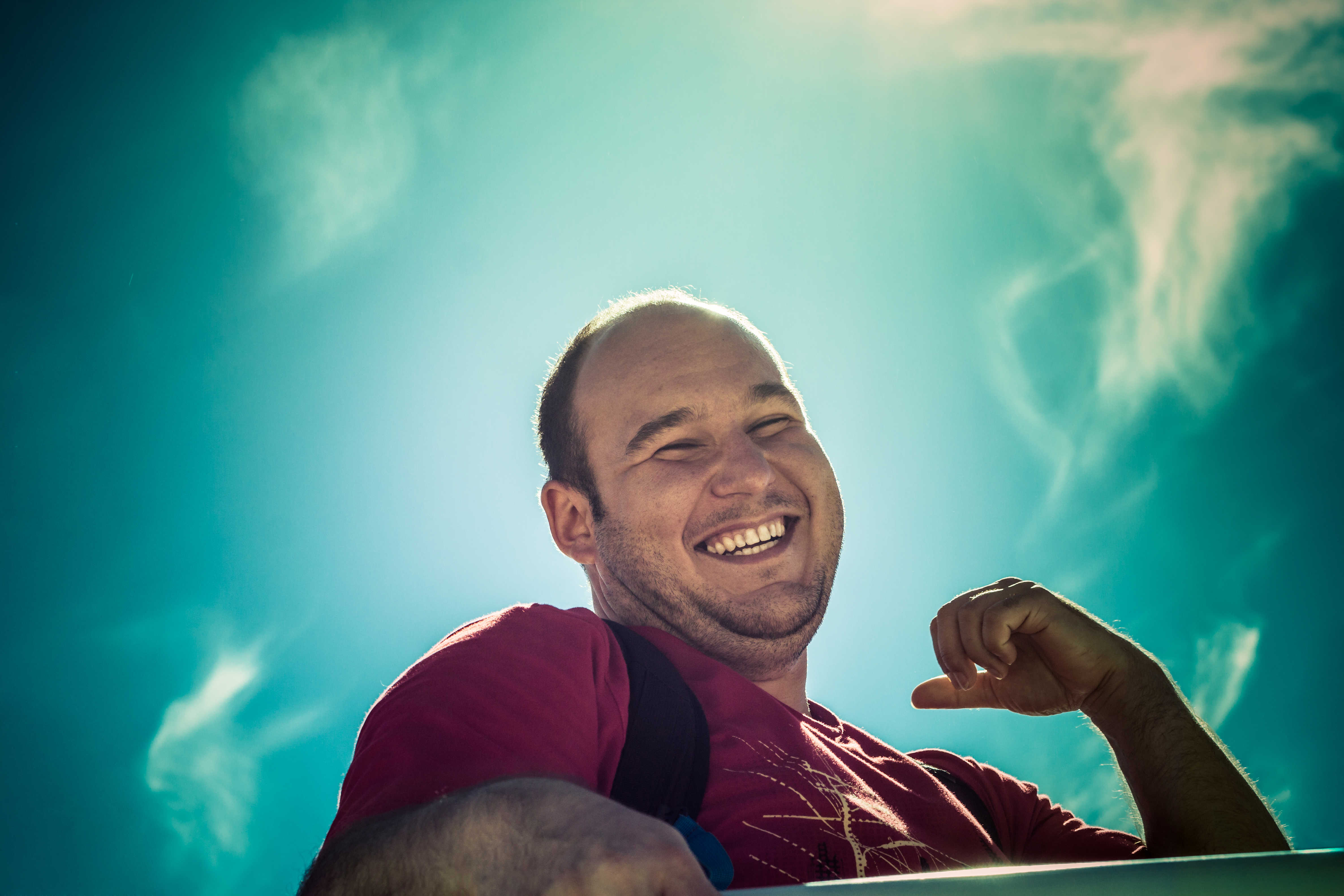 Smilende mand med blå himmel i baggrunden
