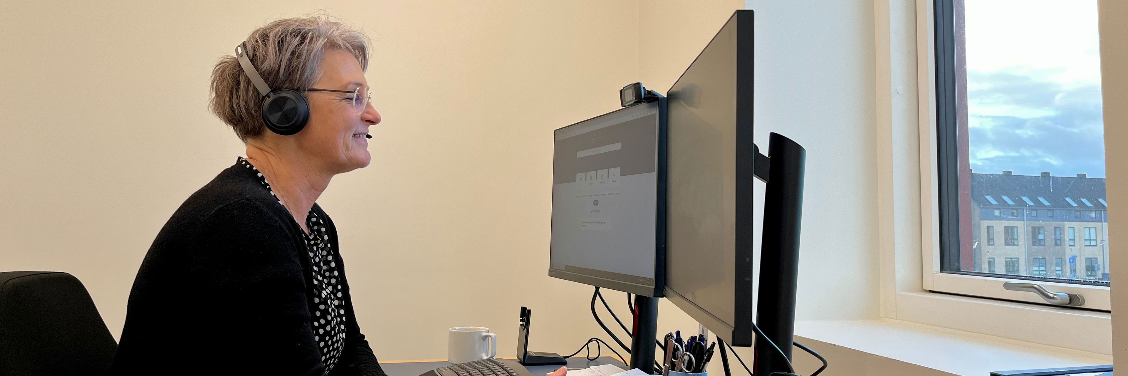 En medarbejder der siedder ved sin computer