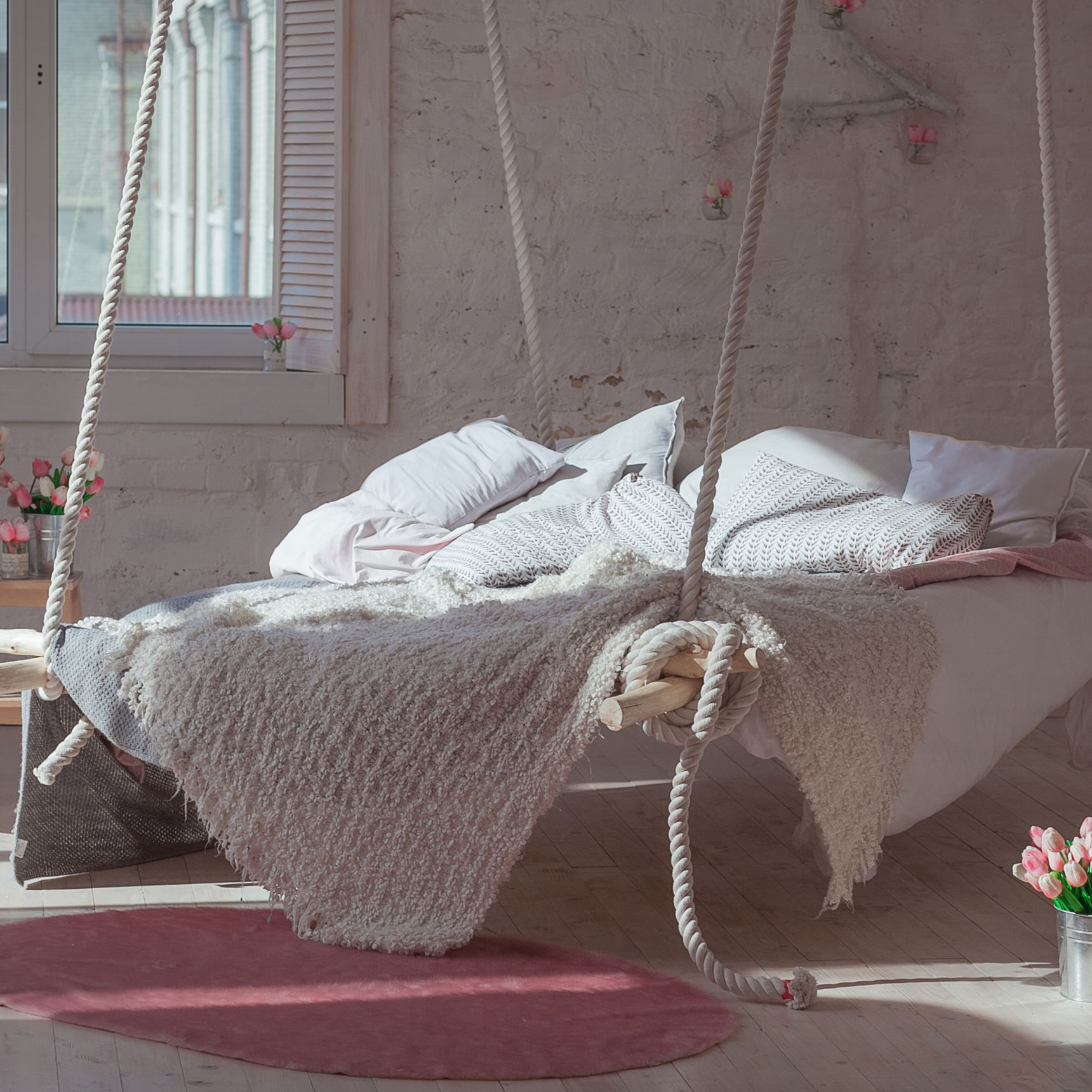 Sengearrangement der hænger midt i stuen