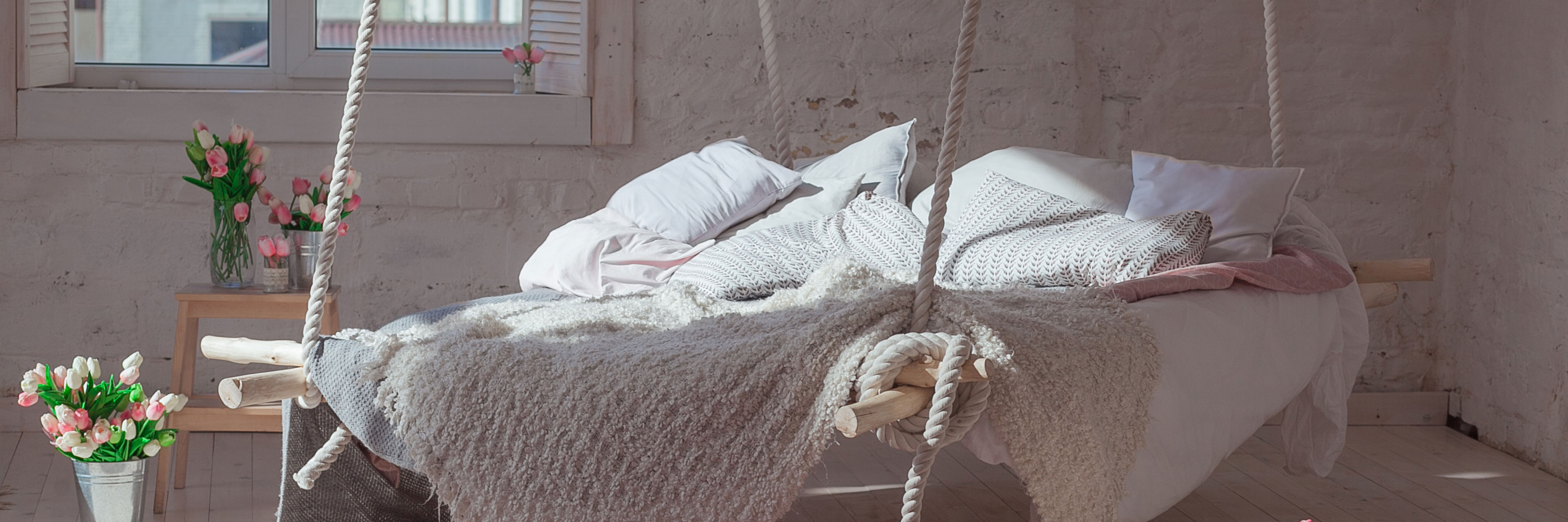 Sengearrangement der hænger midt i stuen