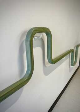Grøn opadgående gelænder kunst i Nyborg Tandpleje