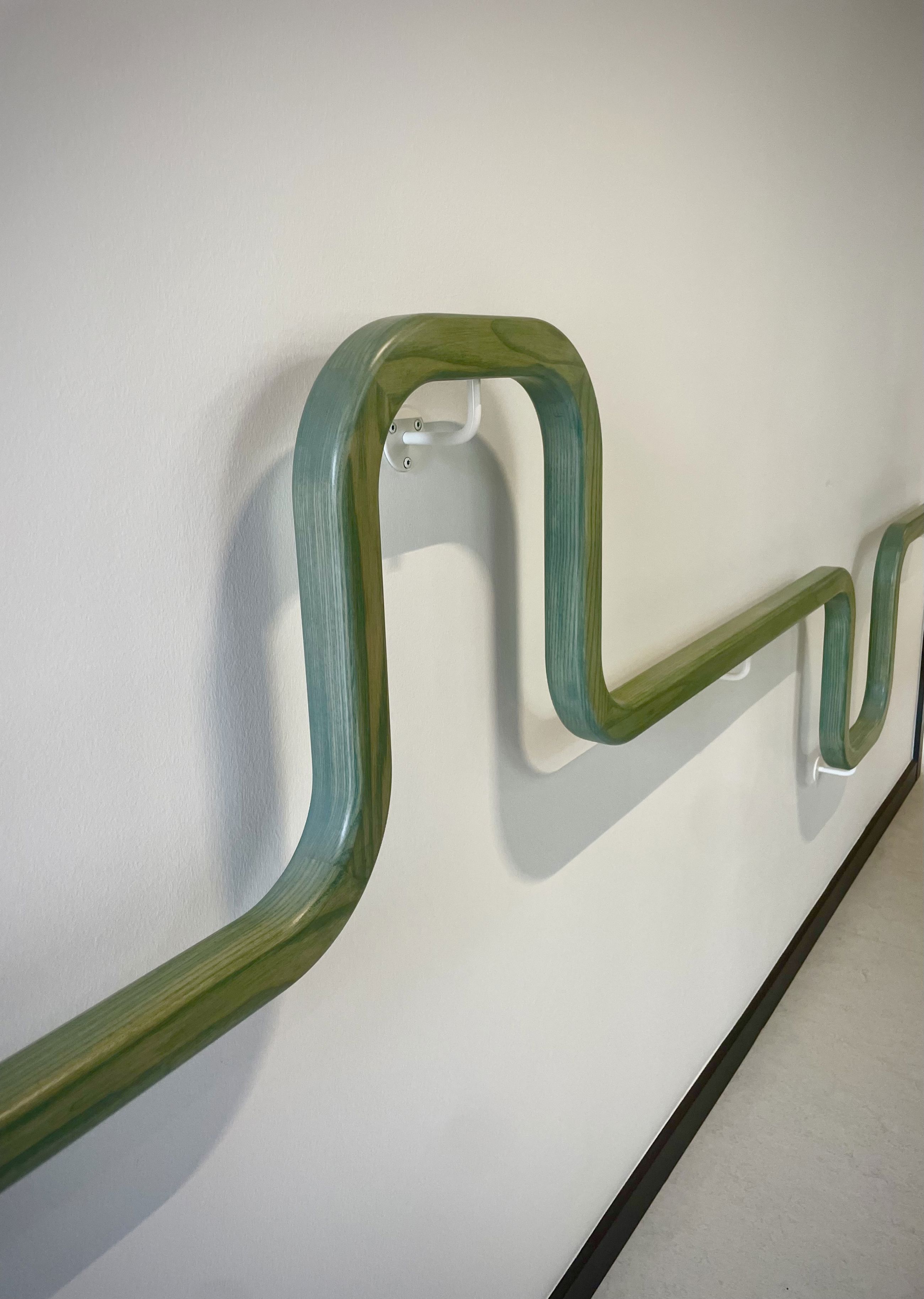 Grøn opadgående gelænder kunst i Nyborg Tandpleje