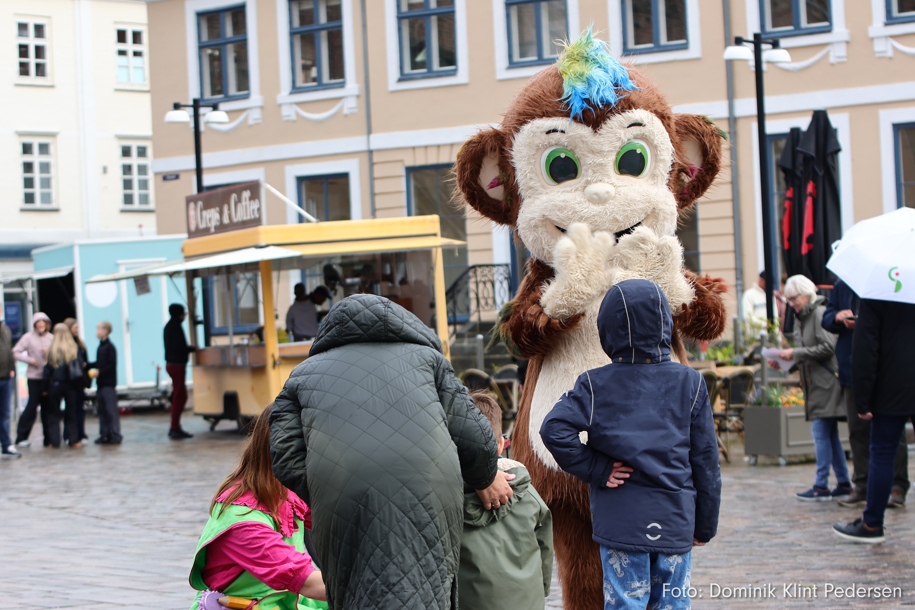 Stor hyggebamse der taler med en familie på Torvet under Nyborg Kulturnat 2025