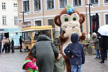 Stor hyggebamse der taler med en familie på Torvet under Nyborg Kulturnat 2025