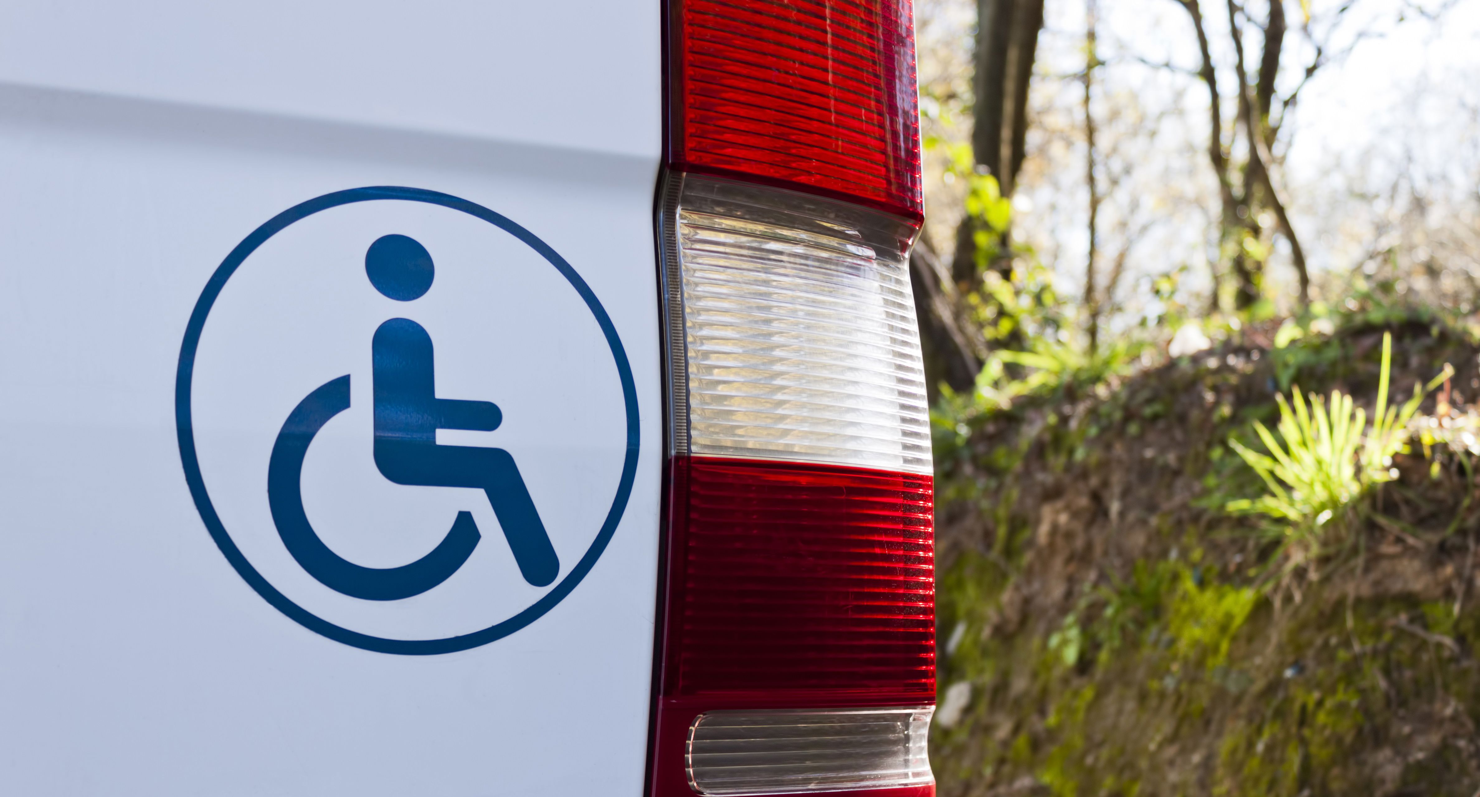 Bil med handicapskilt klistret bagpå