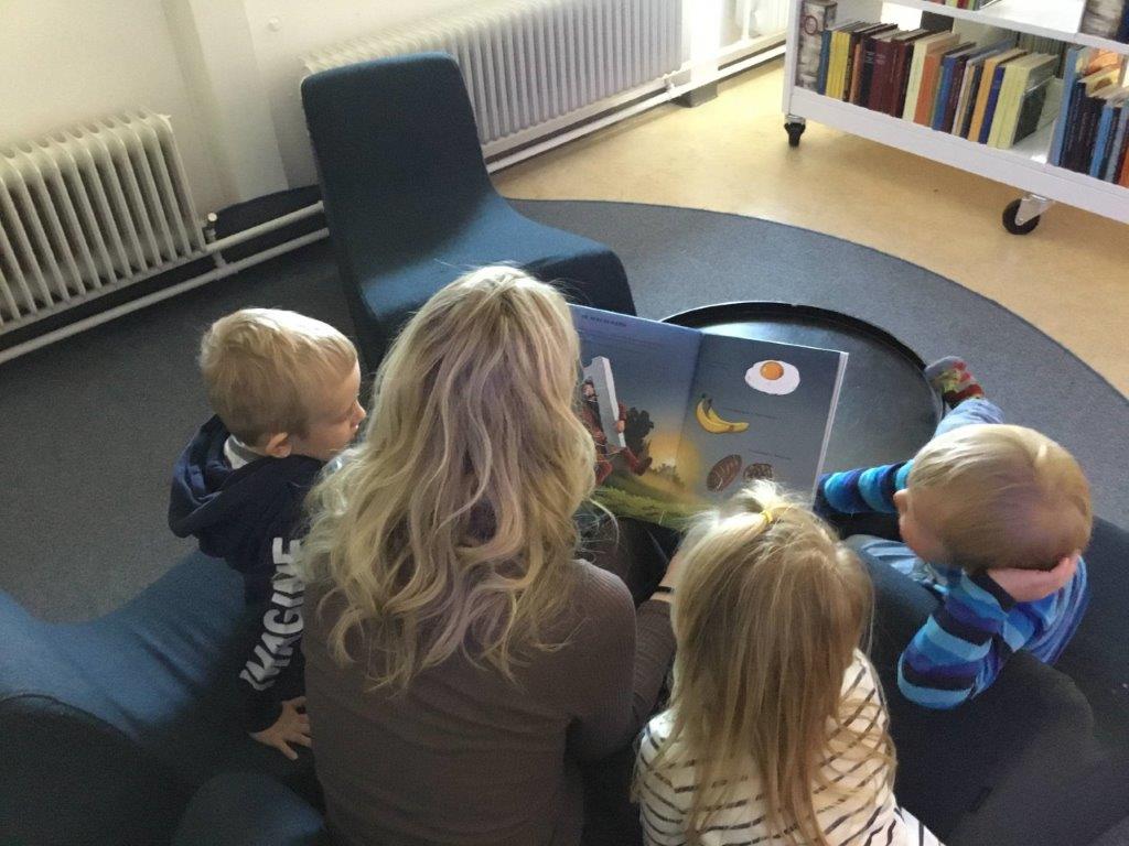 Voksen læser for børn