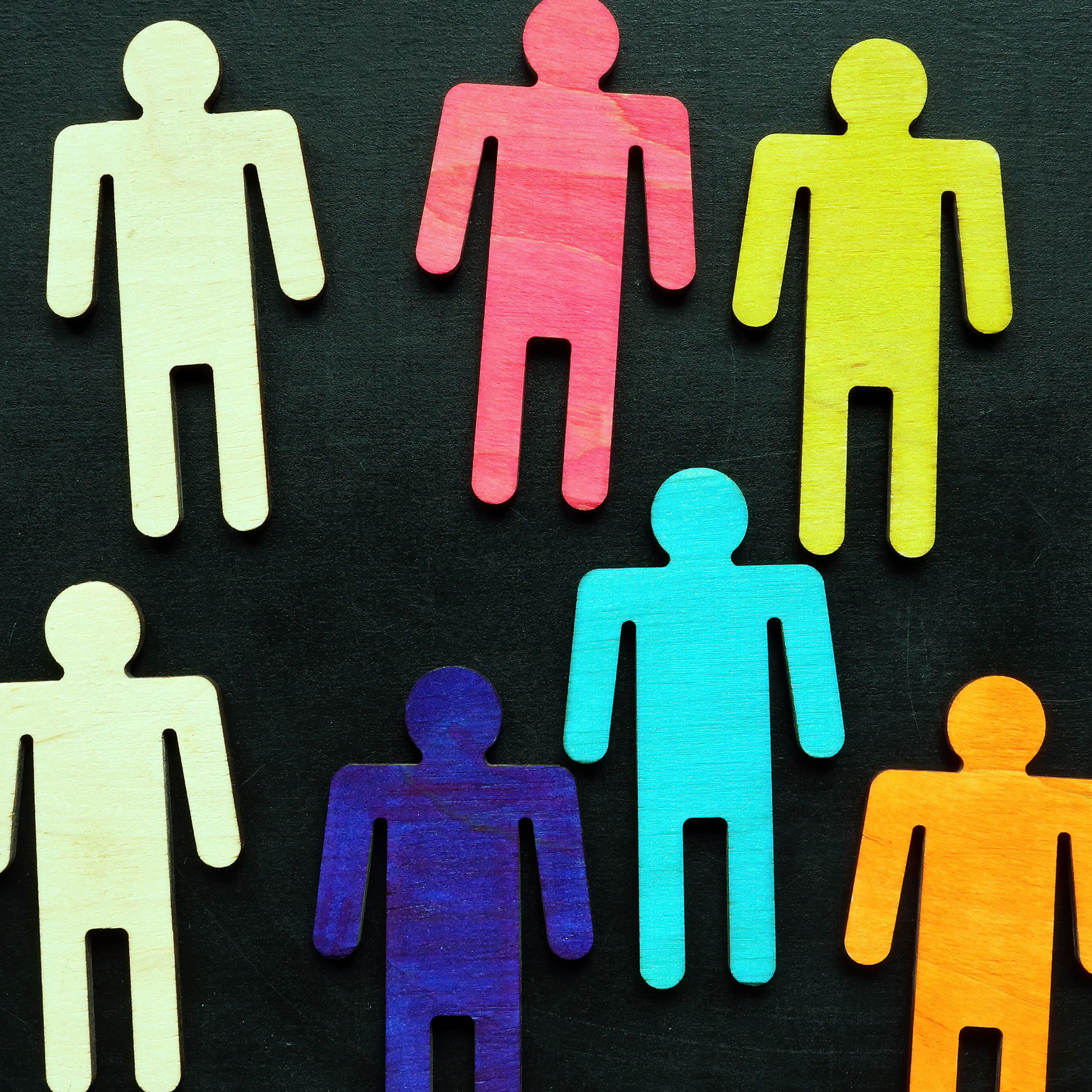 Farvede tændstikmænd på en sort baggrund
