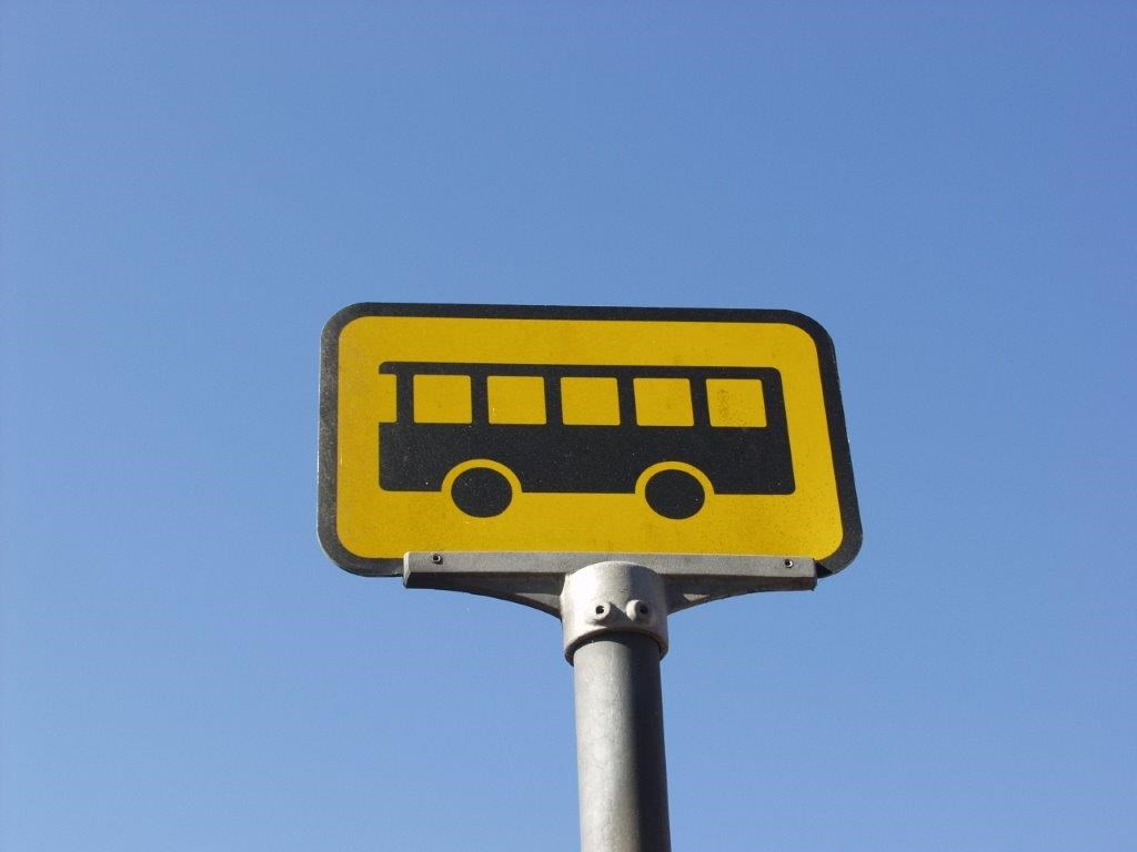 Skilt ved busstoppested