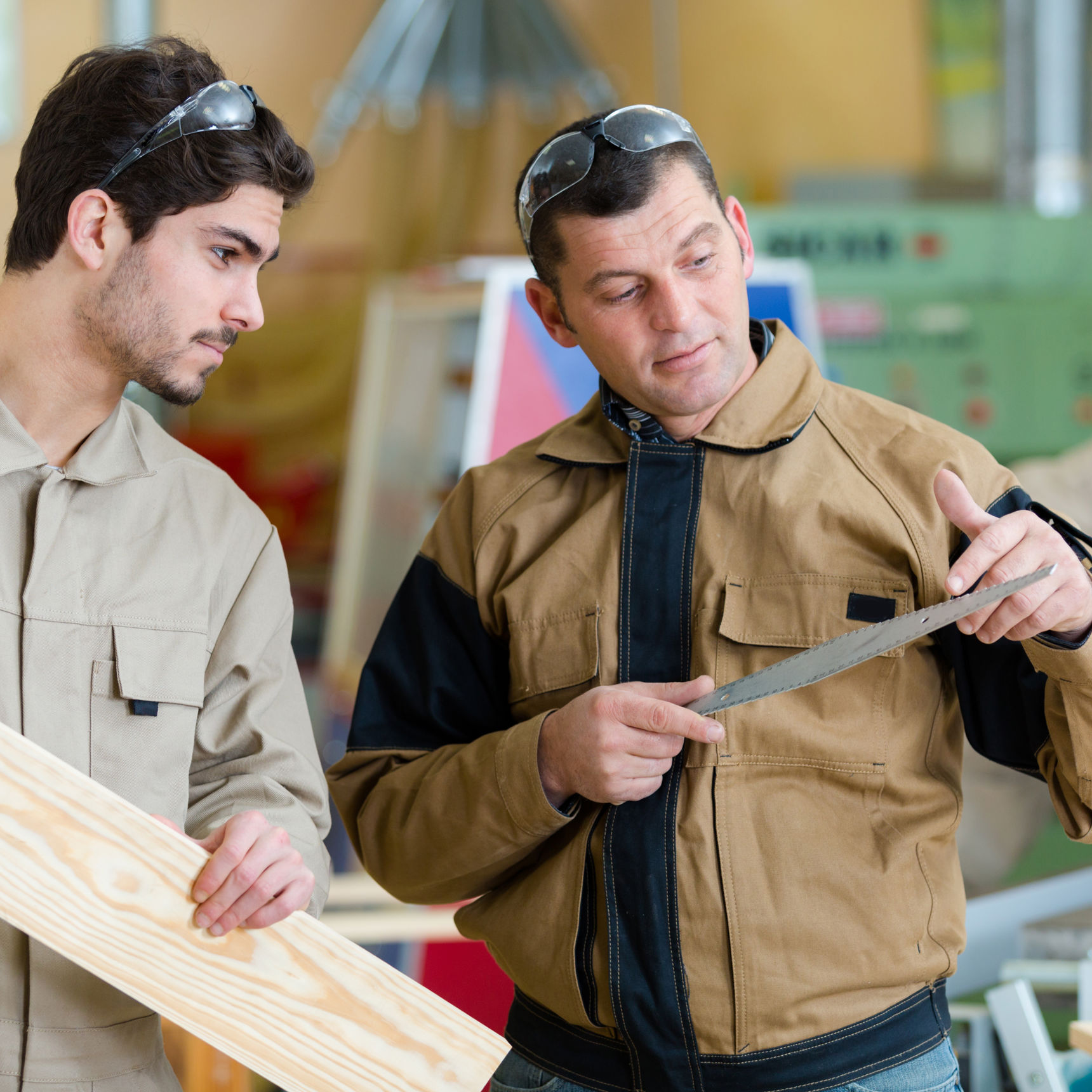 Tømrer der arbejder