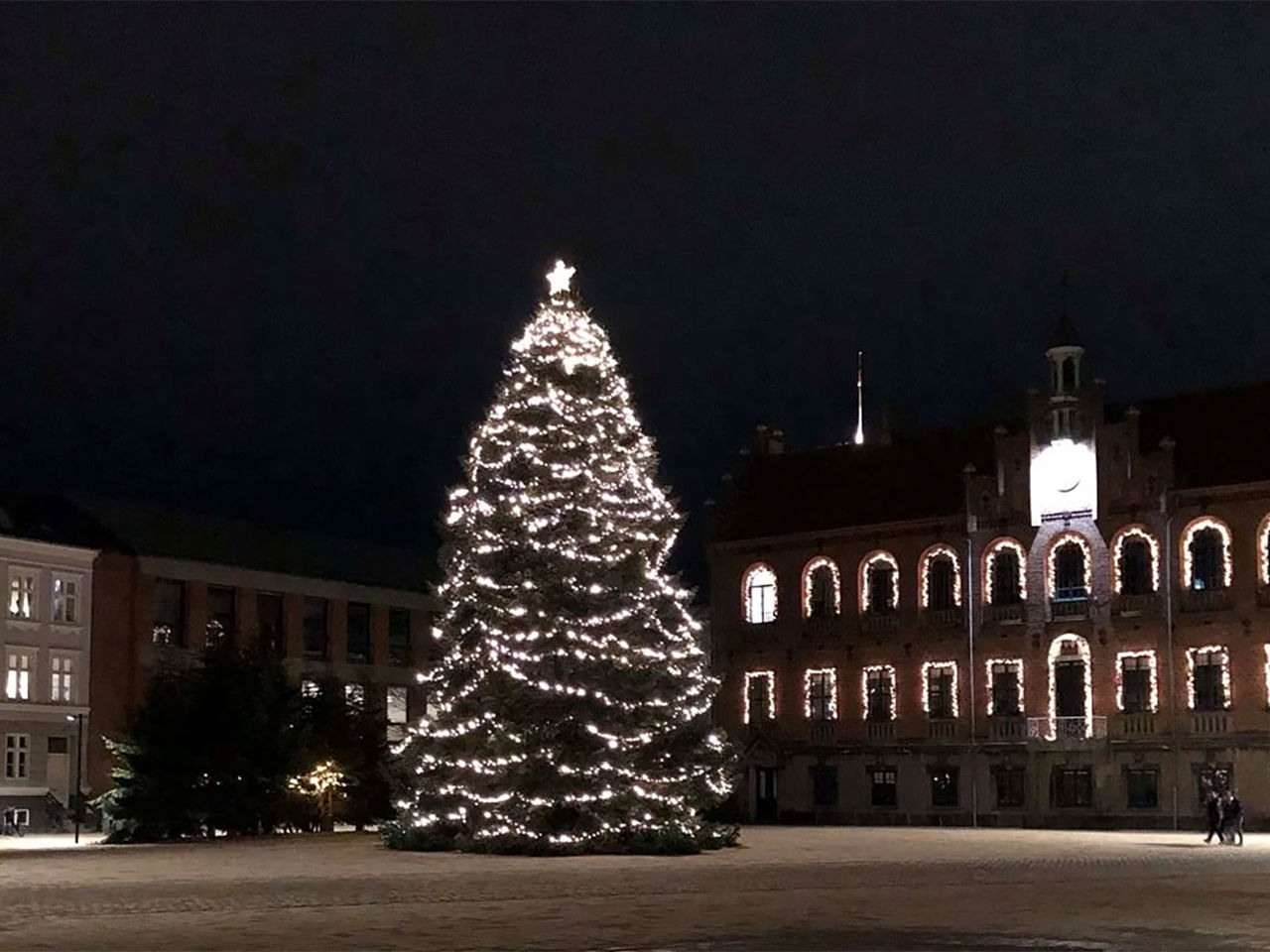 Det store juletræ med lys på Torvet