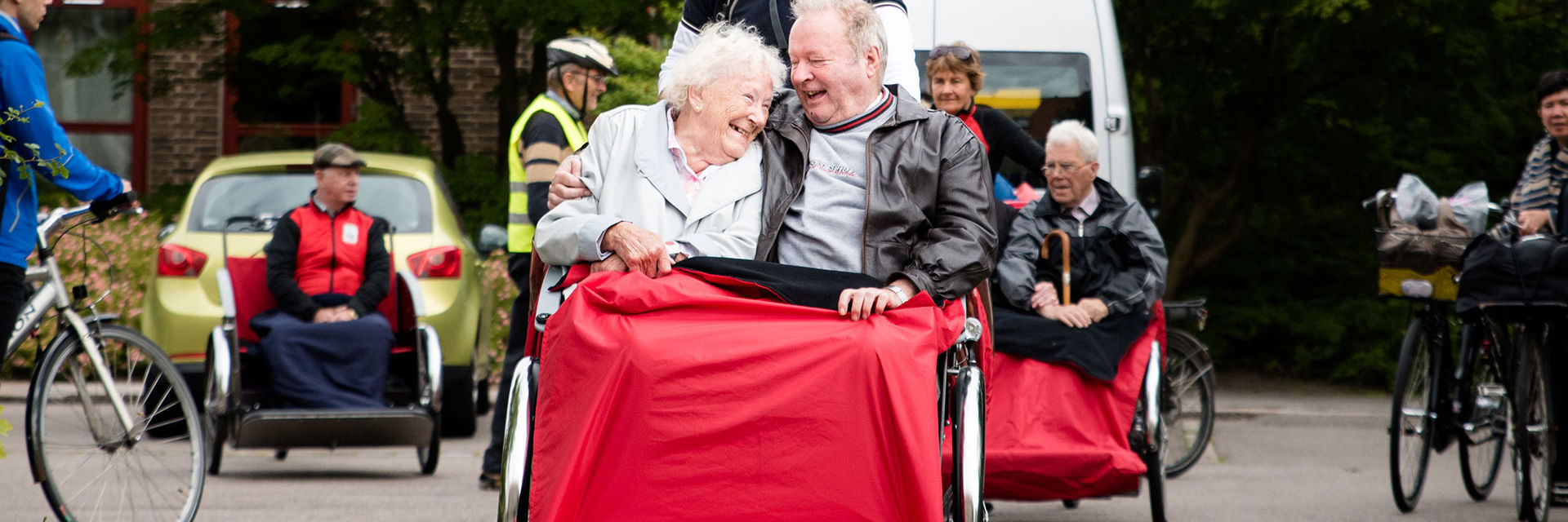 Seniorer der sidder i en rickshaw