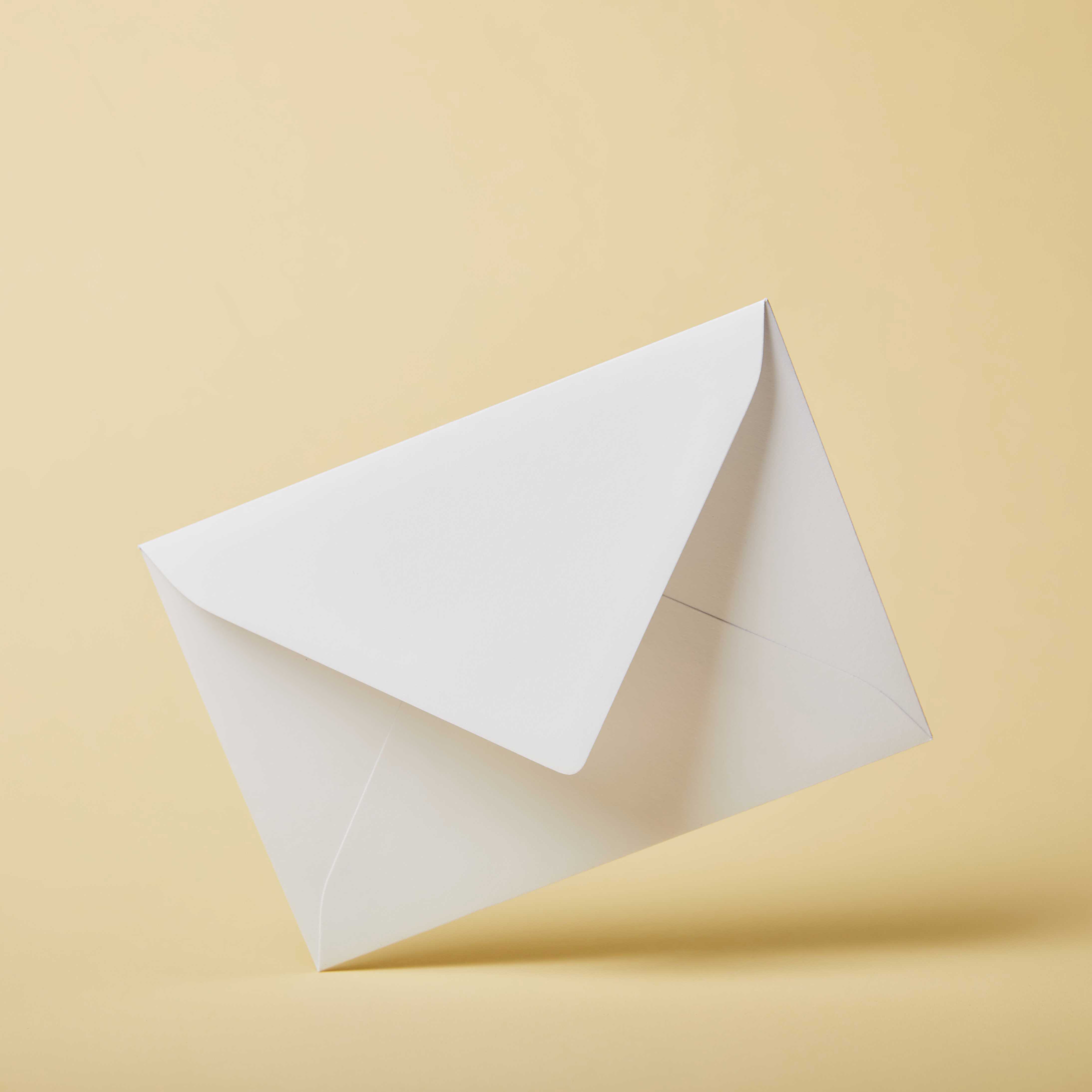 Hvid kuvert på gul baggrund