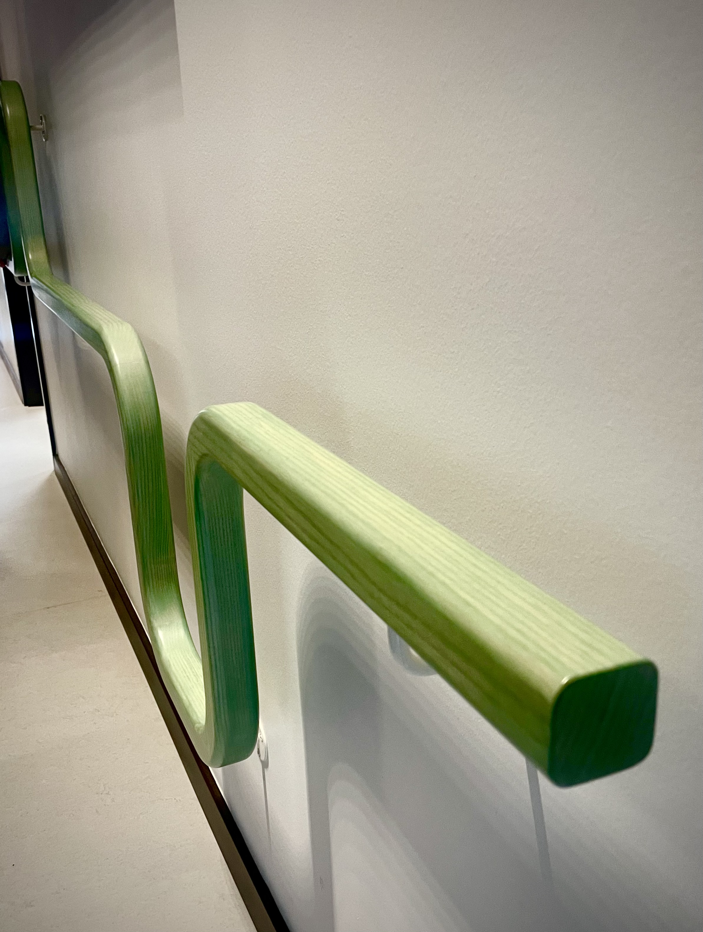 Grøn nedadgående gelænder kunst i Nyborg Tandpleje