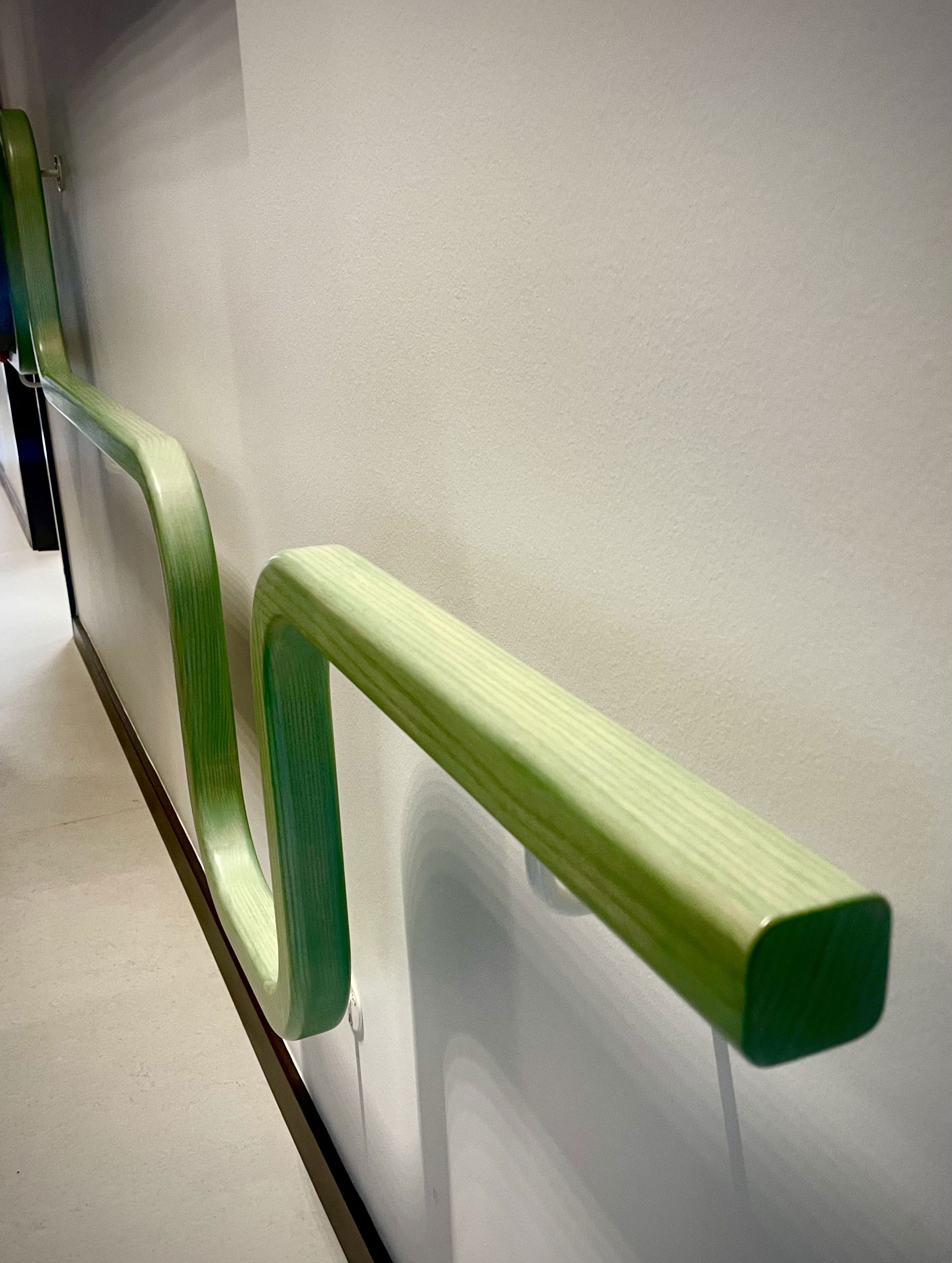 Grøn nedadgående gelænder kunst i Nyborg Tandpleje