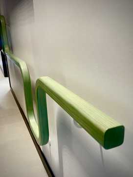 Grøn nedadgående gelænder kunst i Nyborg Tandpleje