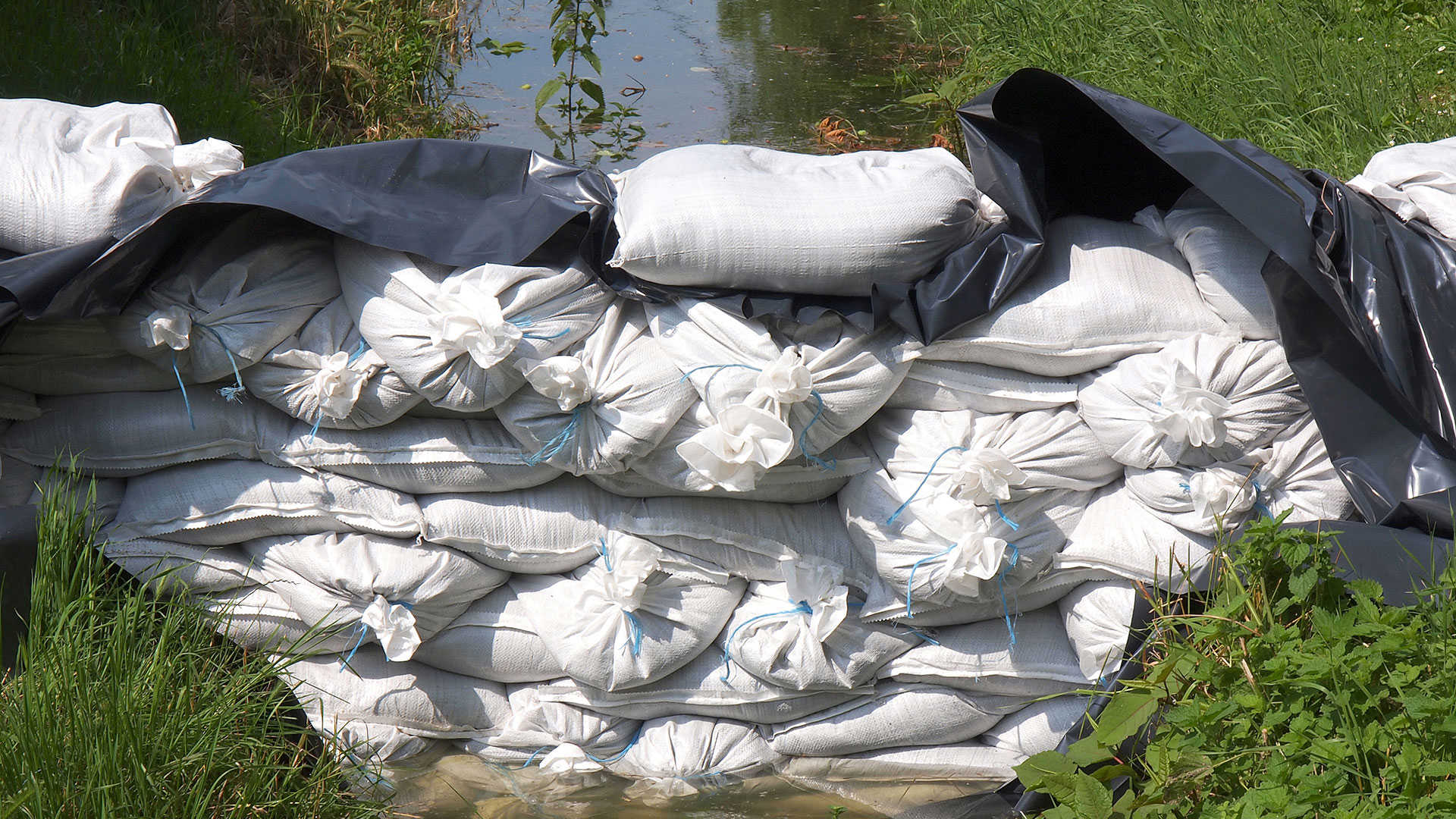 Sandsække ved en å