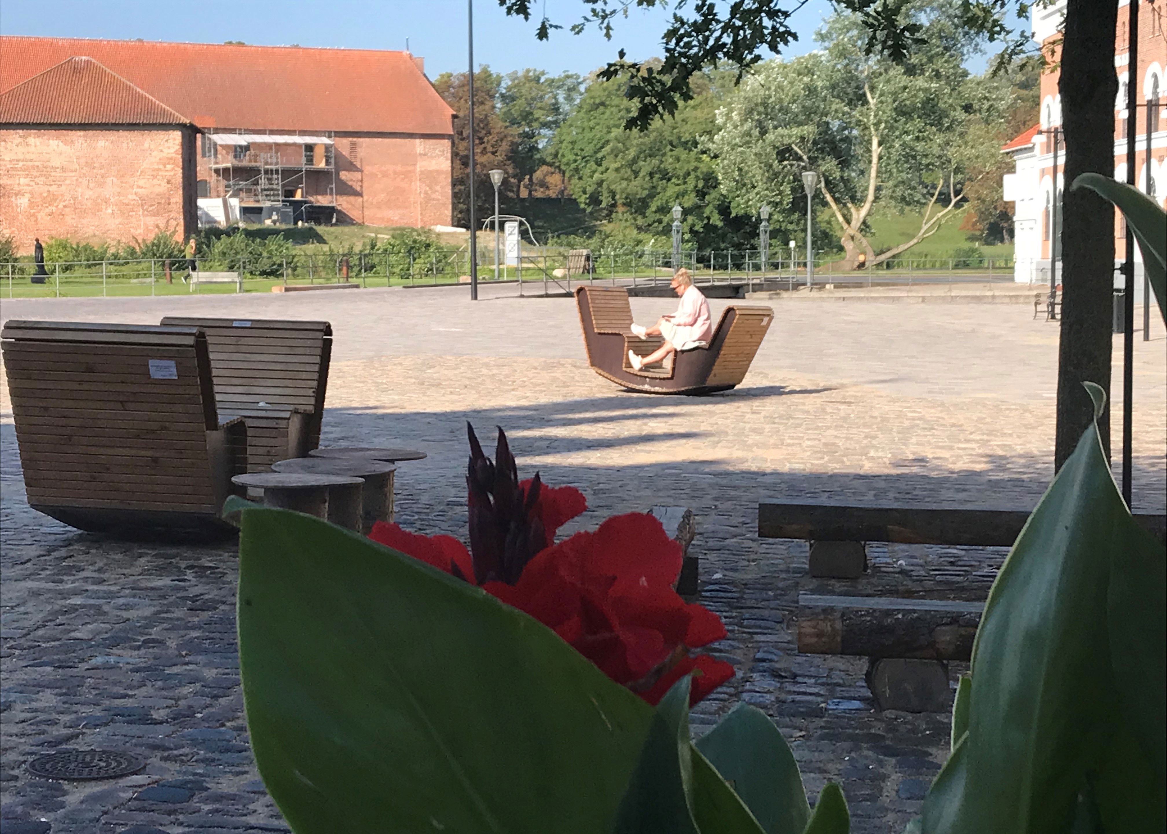 Sociale møbler "gynger" på Torvet