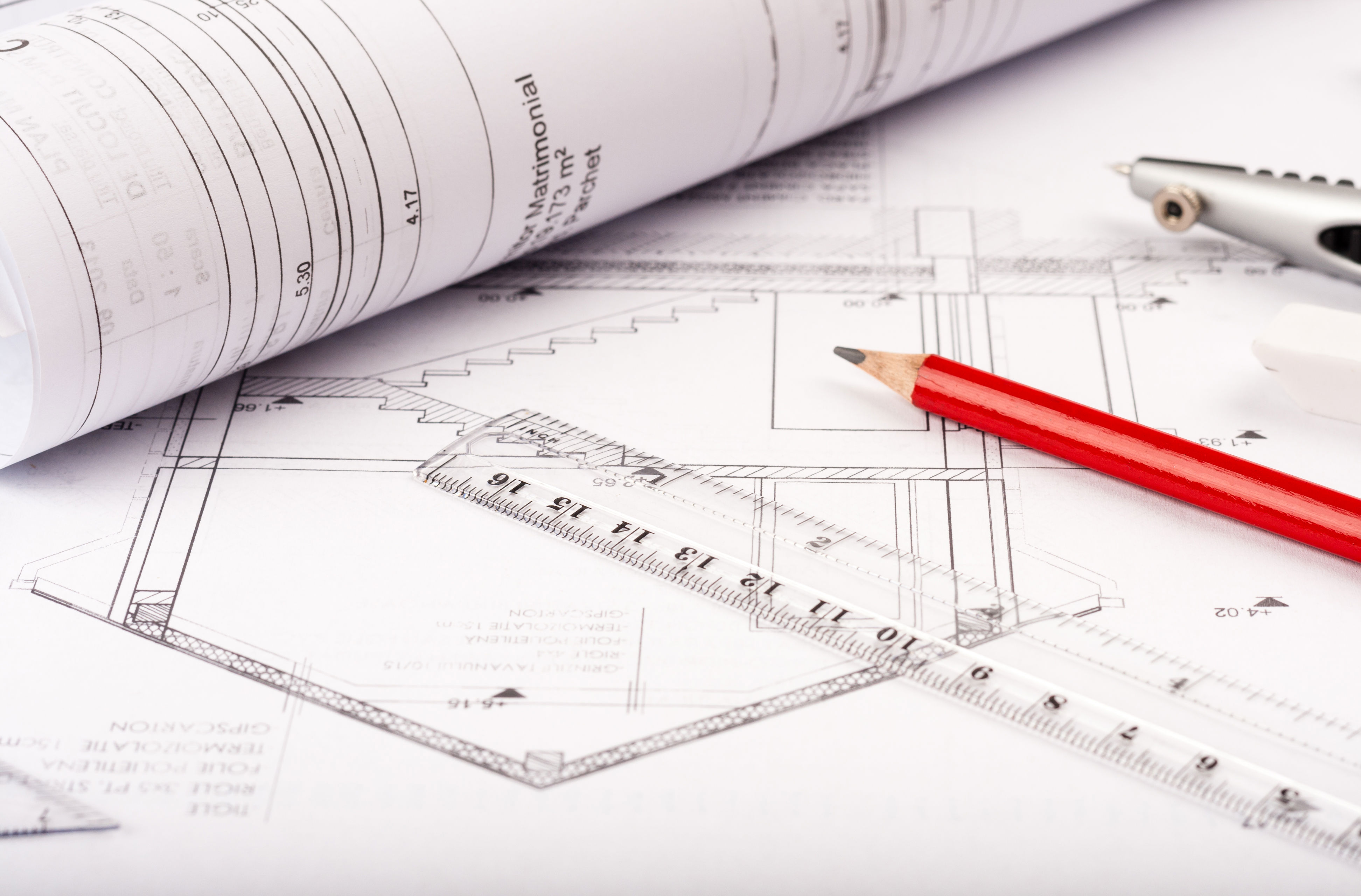 Plantegning med lineal, blyant og passer