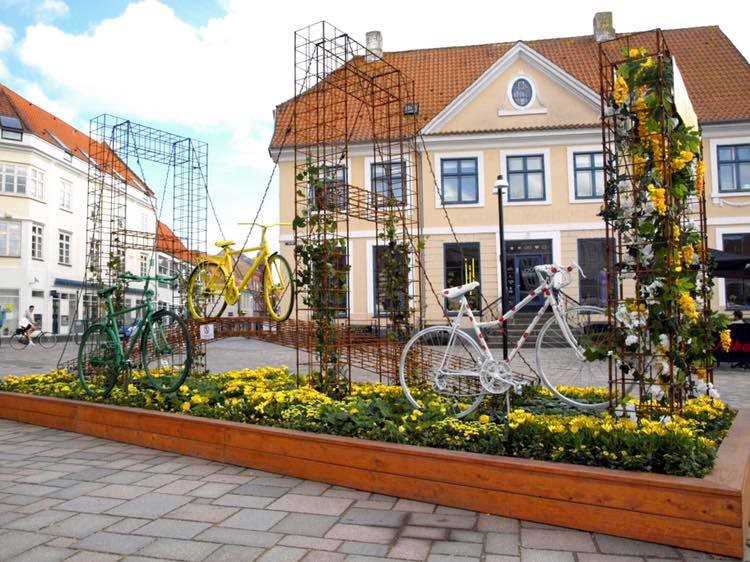 Blomsterdekoration på Torvet