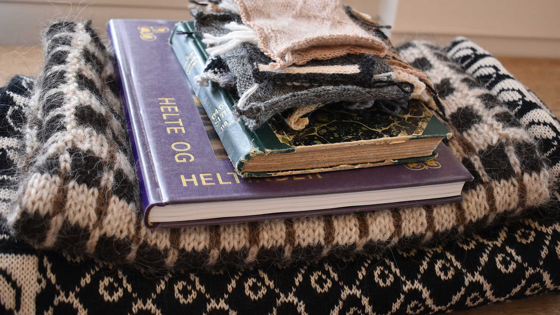 Forskellige strikprøver og færdig strik fra Ulrikka Garn