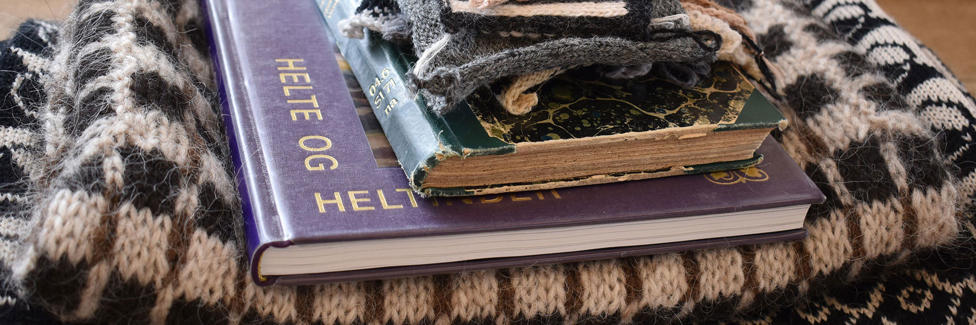 Forskellige strikprøver og færdig strik fra Ulrikka Garn