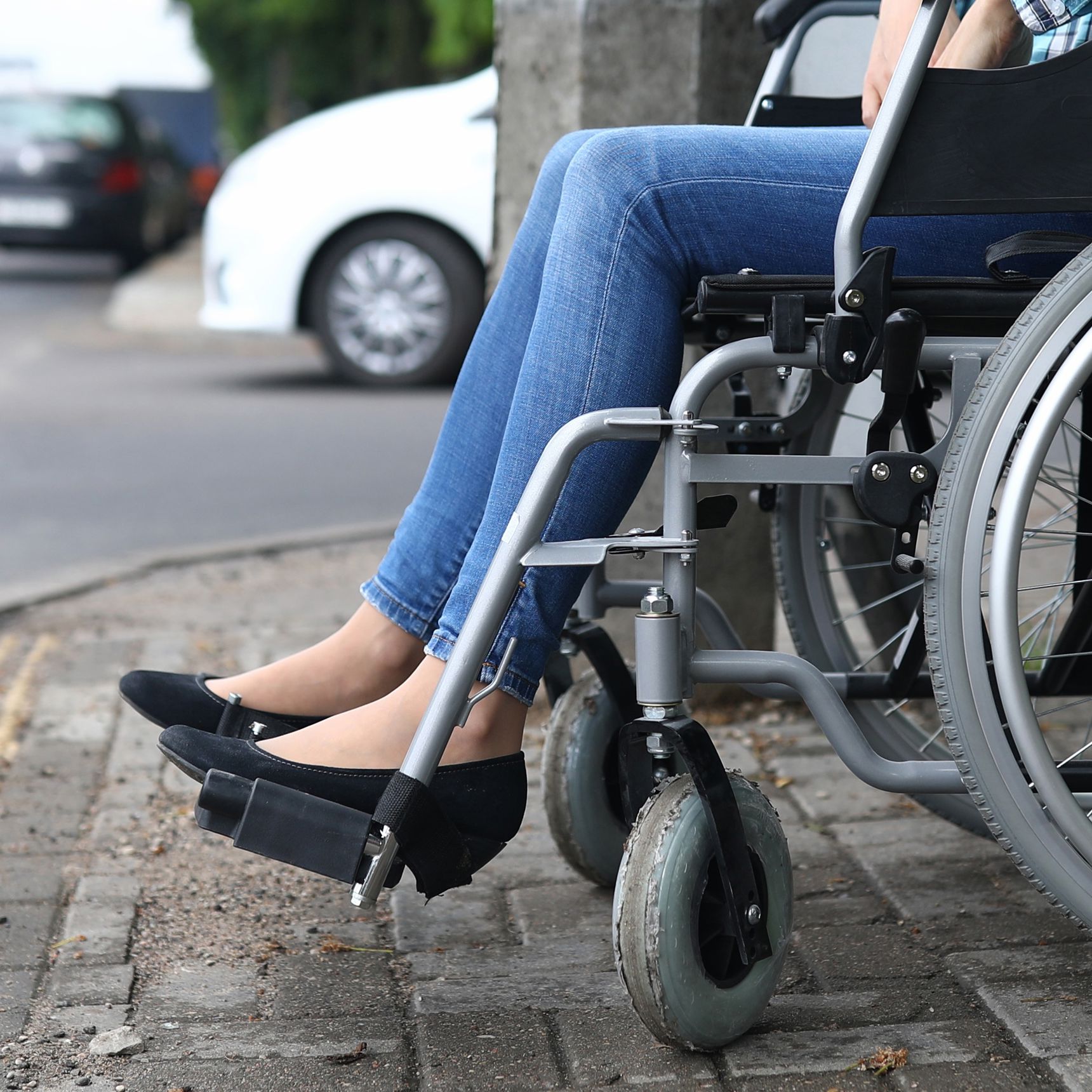 En person kører med en person i kørestol