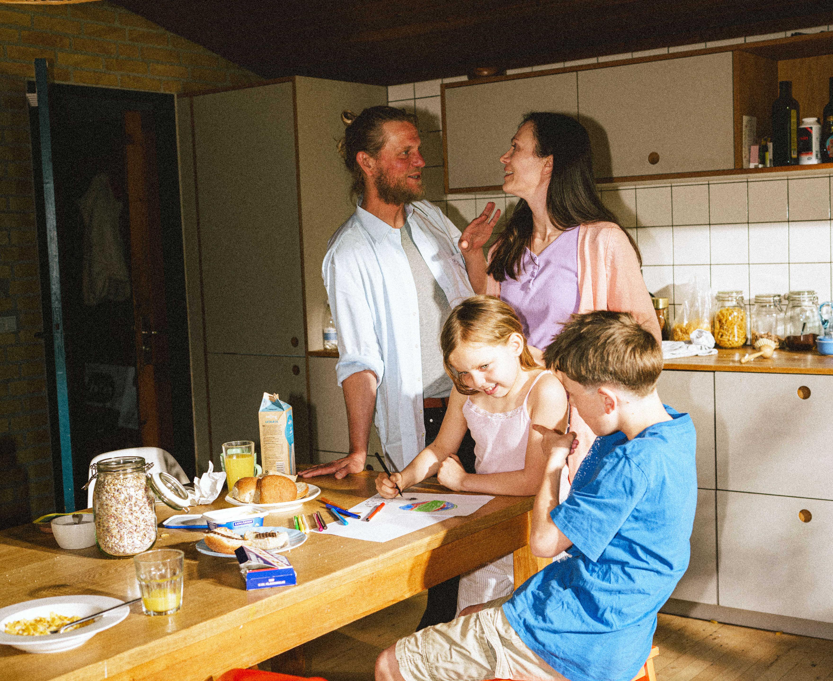 En familie der hygger i køkkenet