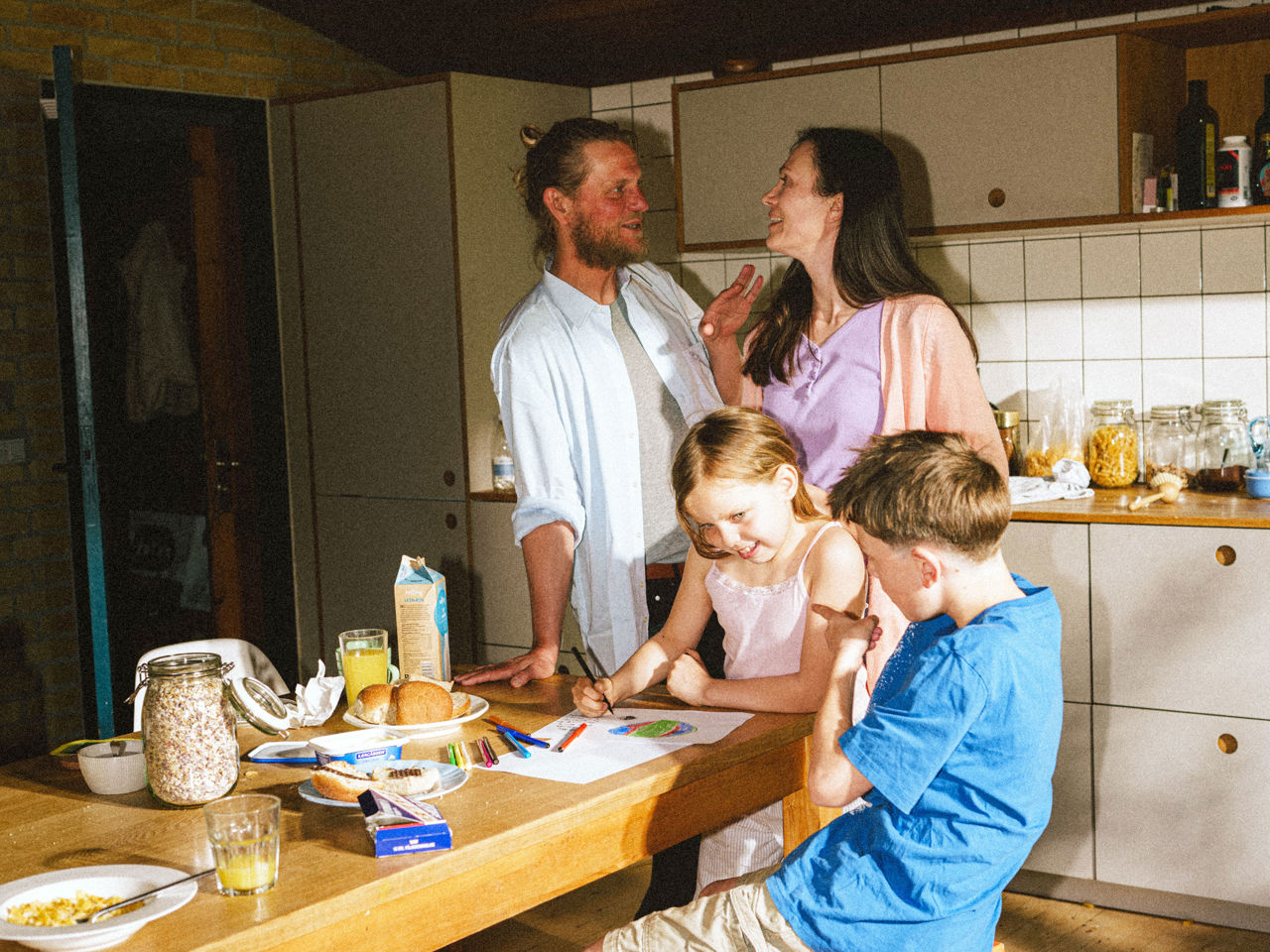 En familie der hygger i køkkenet