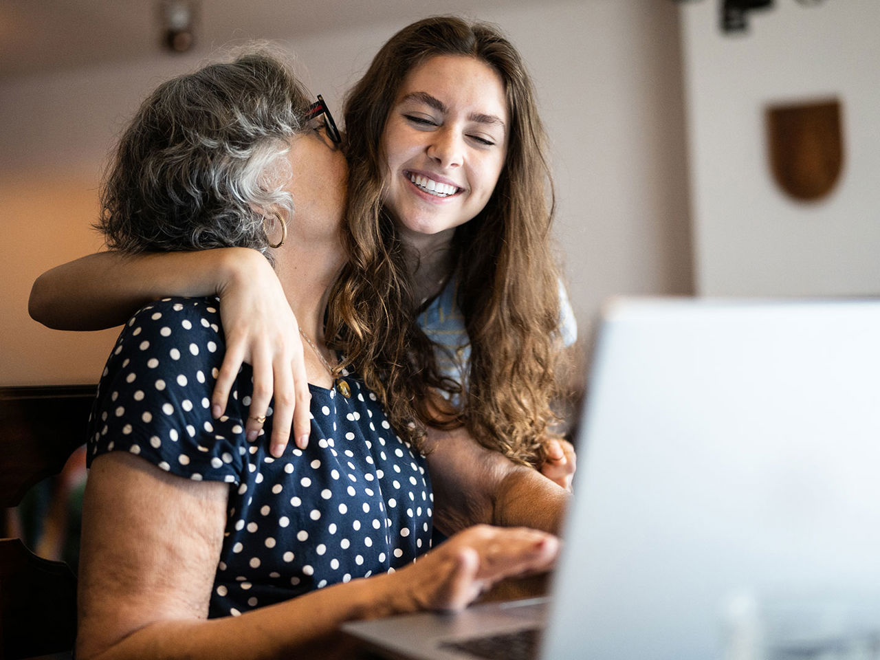 To generationer der krammer hinaden foran en PC