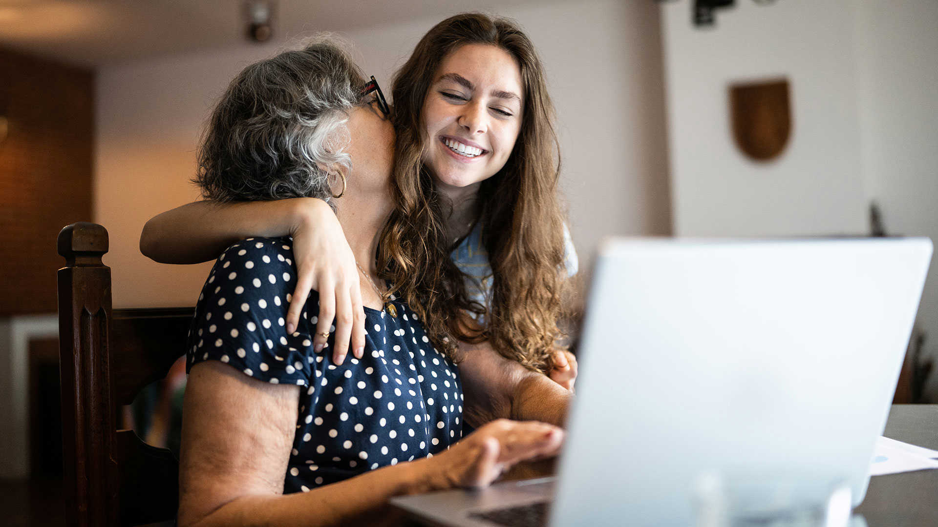 To generationer der krammer hinaden foran en PC