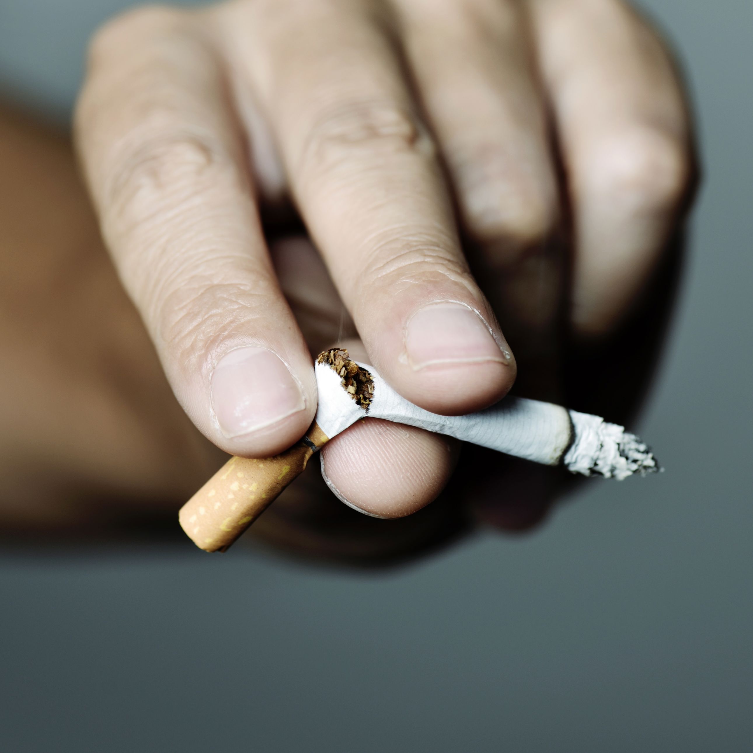 Fingre der knækker en cigaret