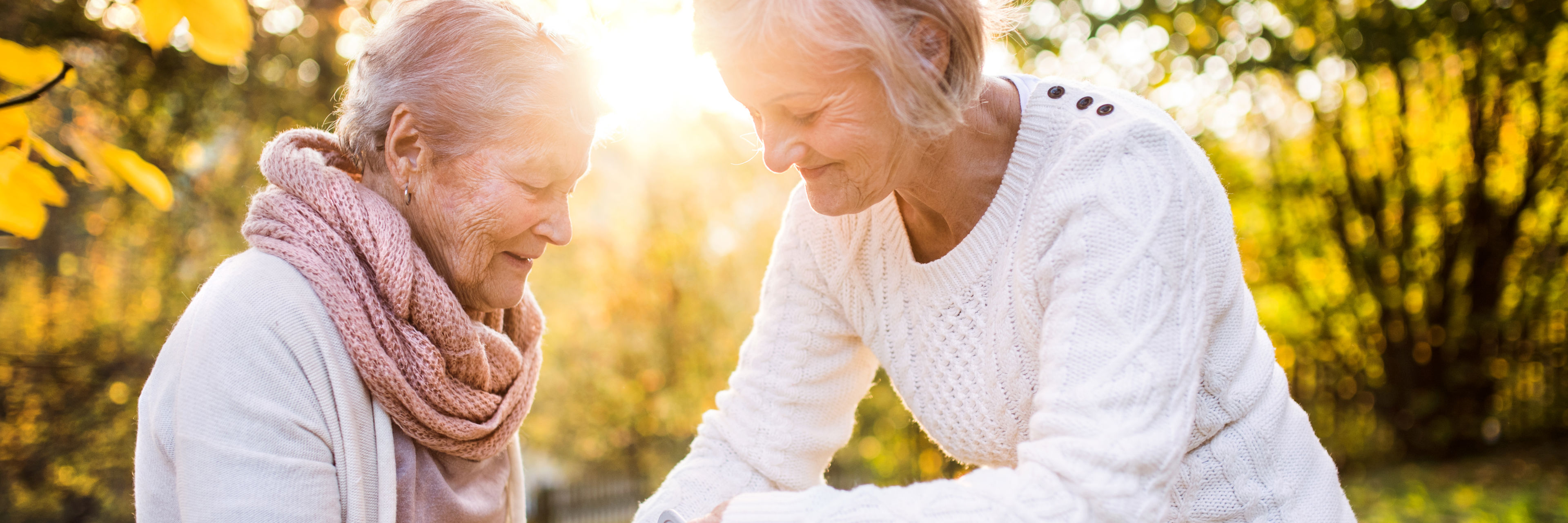 Omsorg for en ældre dame i solens stråler