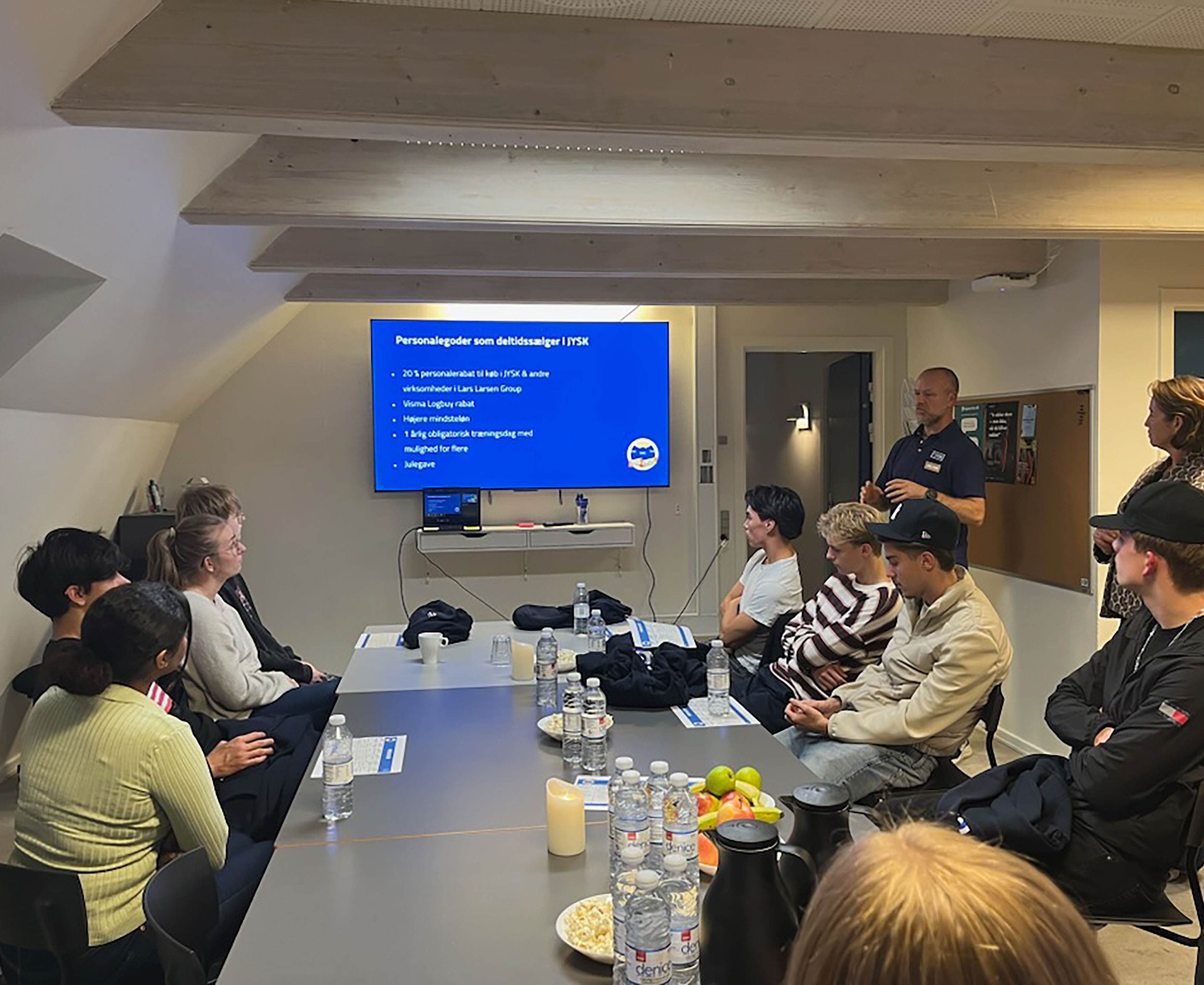 Unge om et bord der modtager information