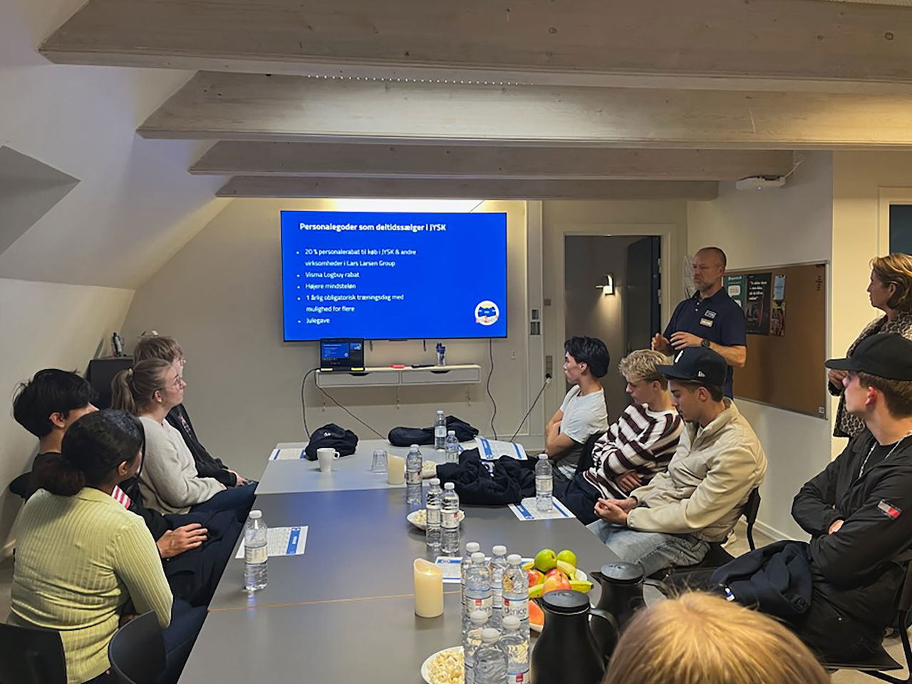 Unge om et bord der modtager information