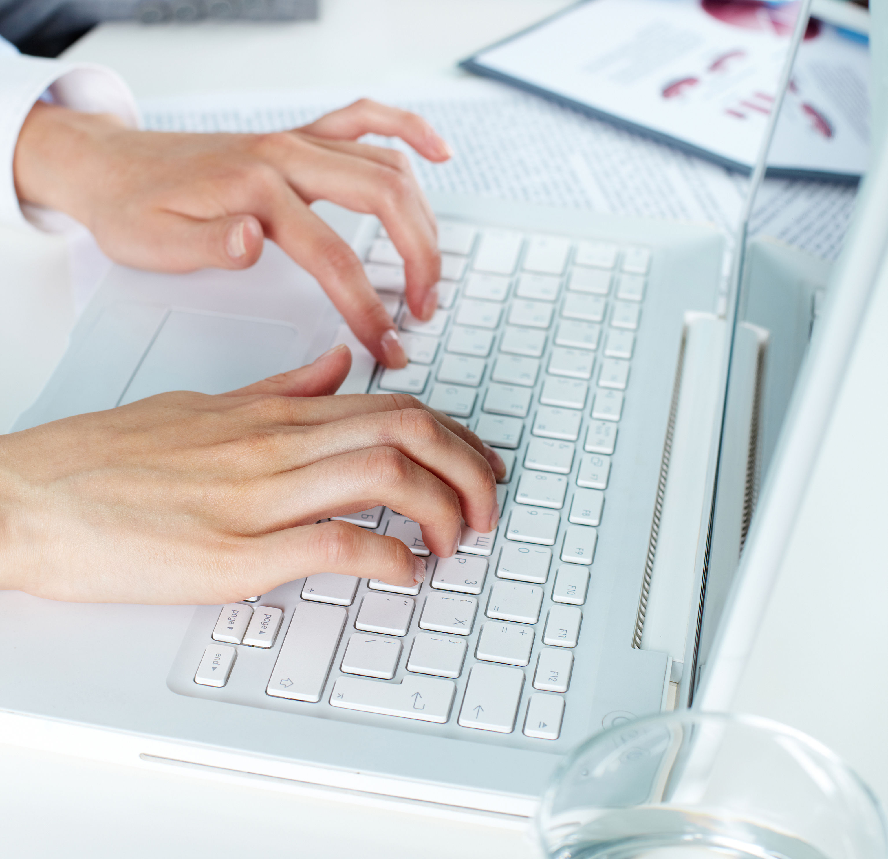 Hænder på et tastatur