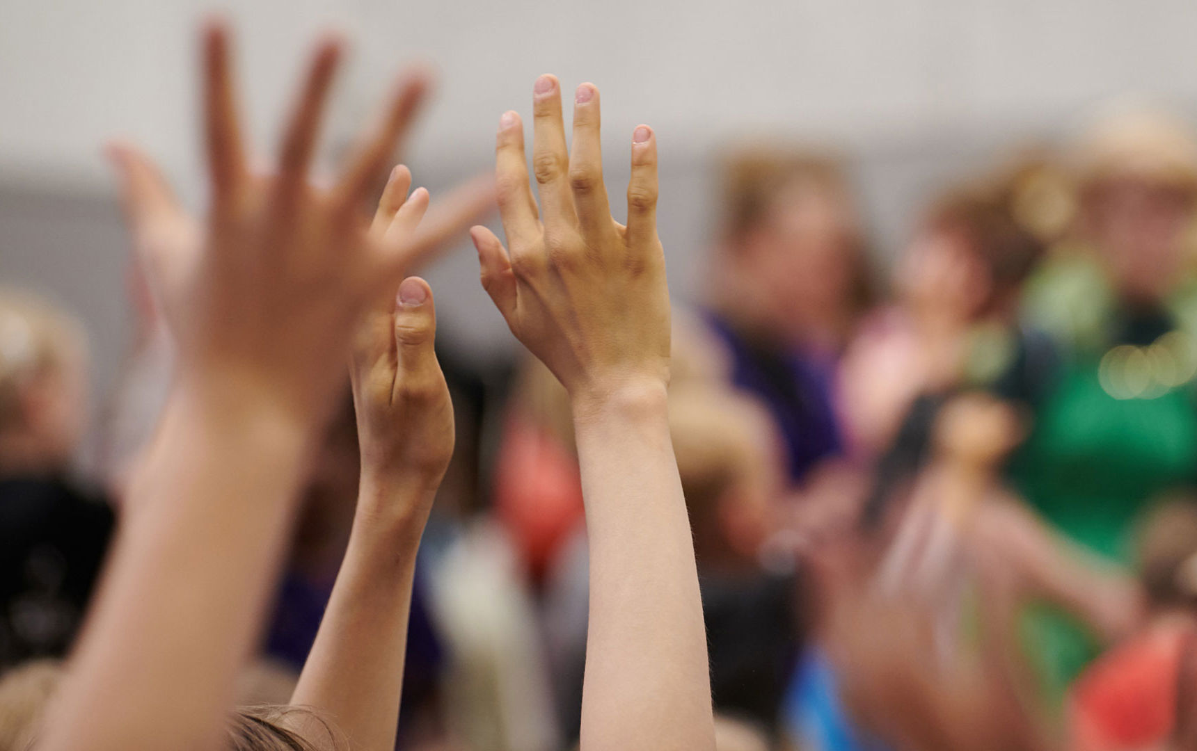 Hænder der rækkes i vejret