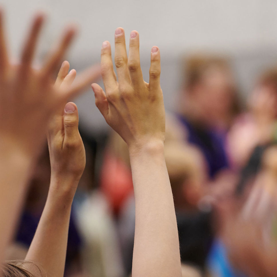 Hænder der rækkes i vejret