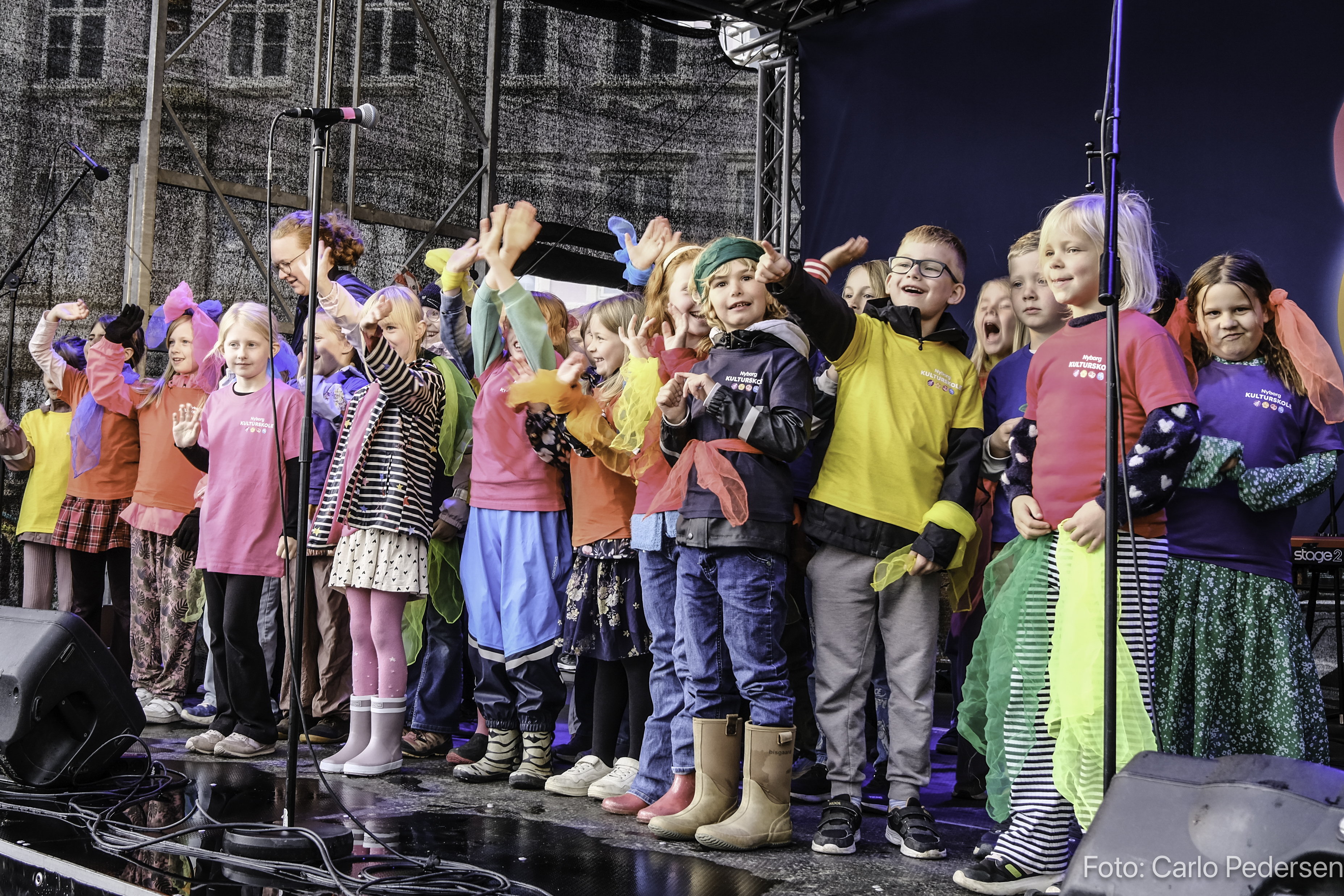 Glade børn på scenen under Nyborg Kulturnat 2025