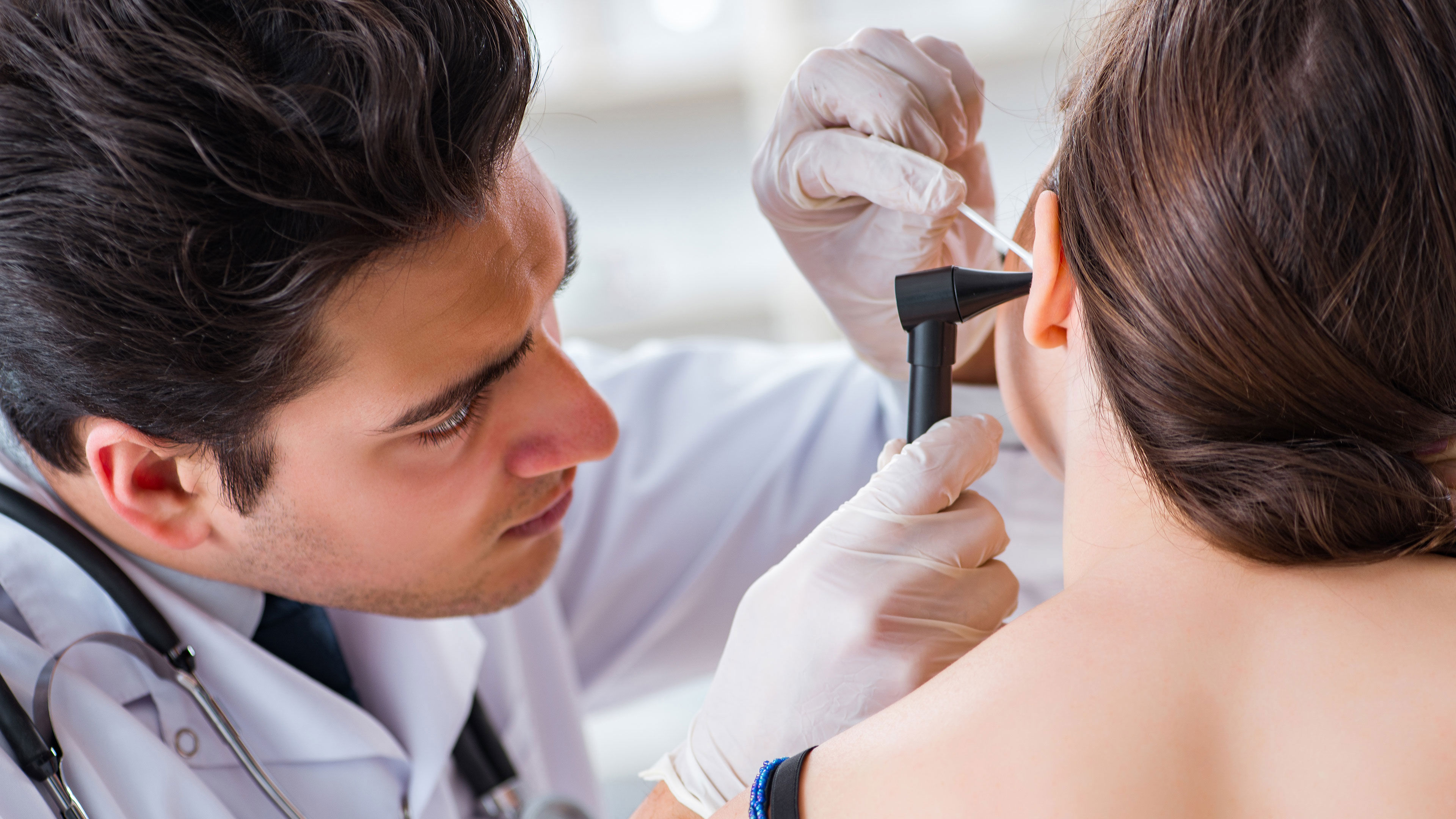 Kvinde der bliver undersøgt af en ørelæge