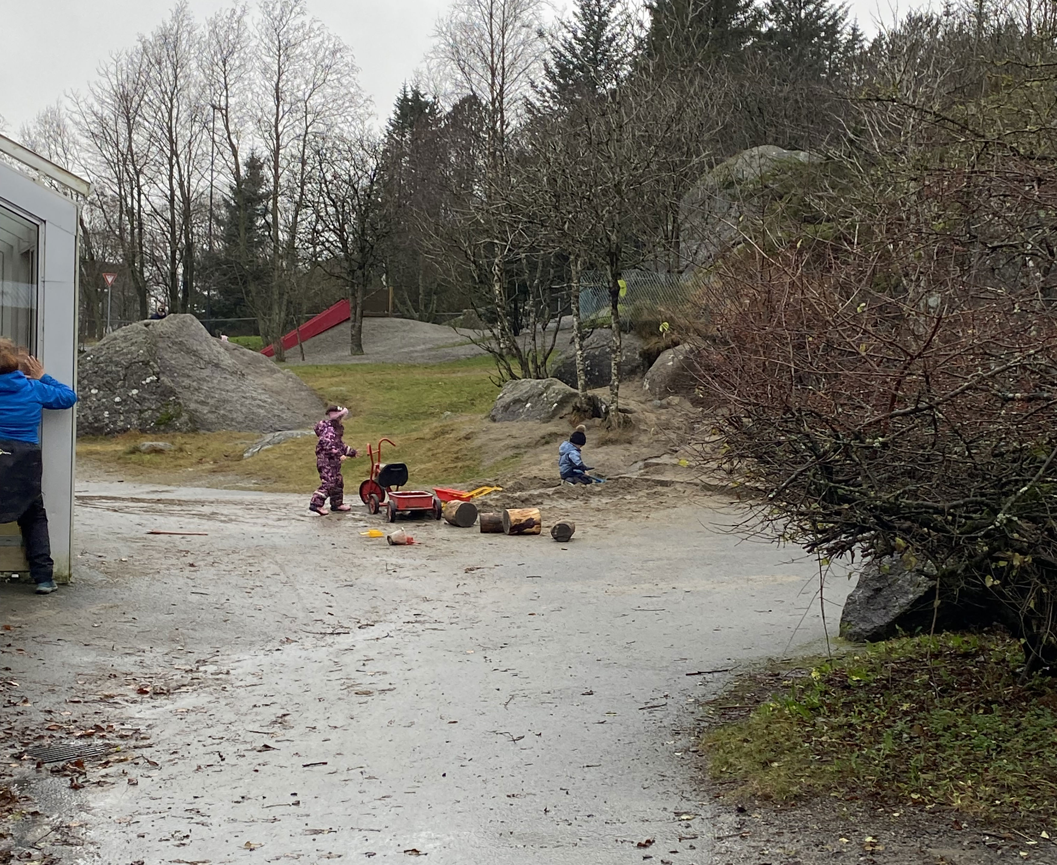 Børn der leger ude i en daginstitution i Norge