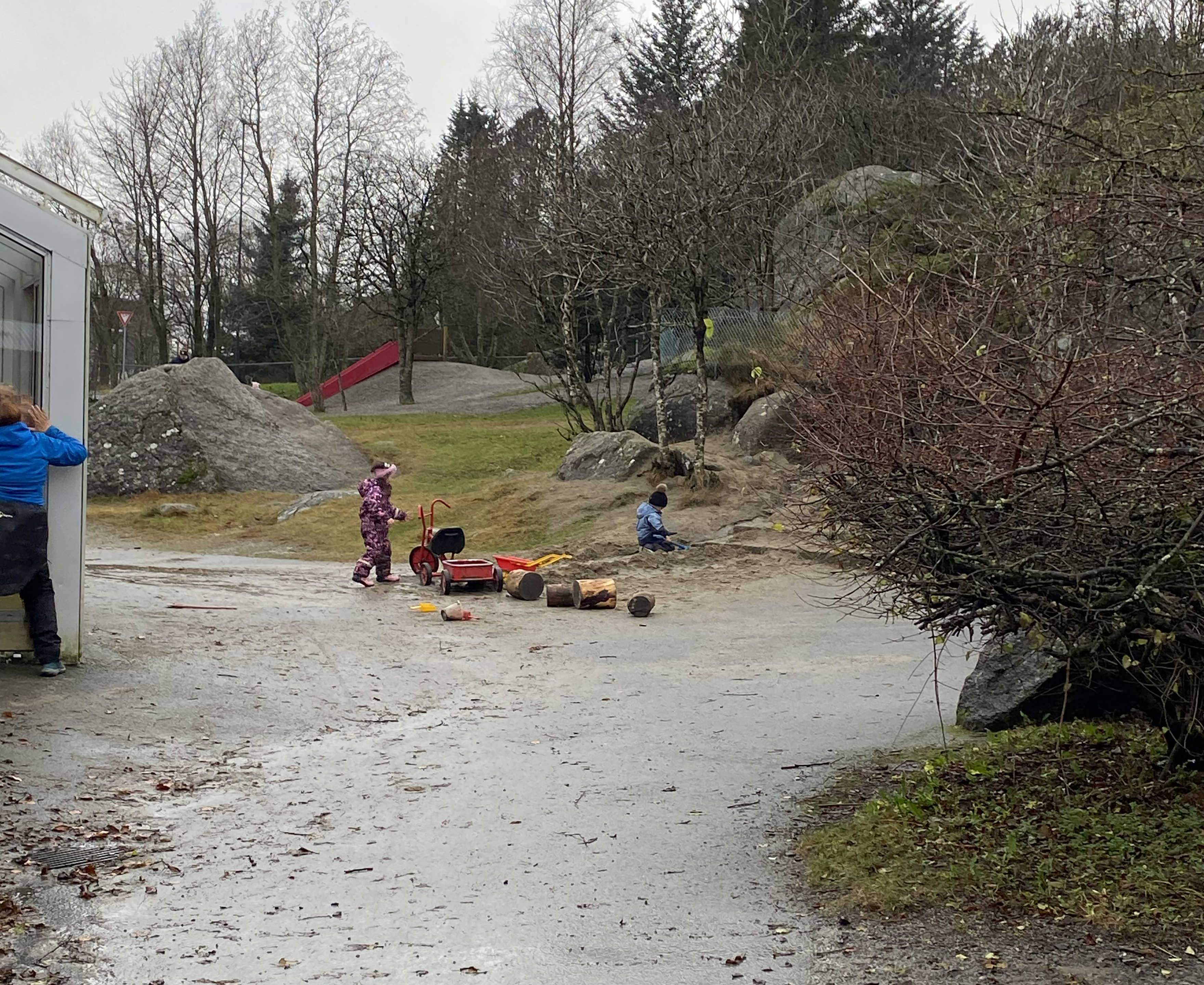 Børn der leger ude i en daginstitution i Norge