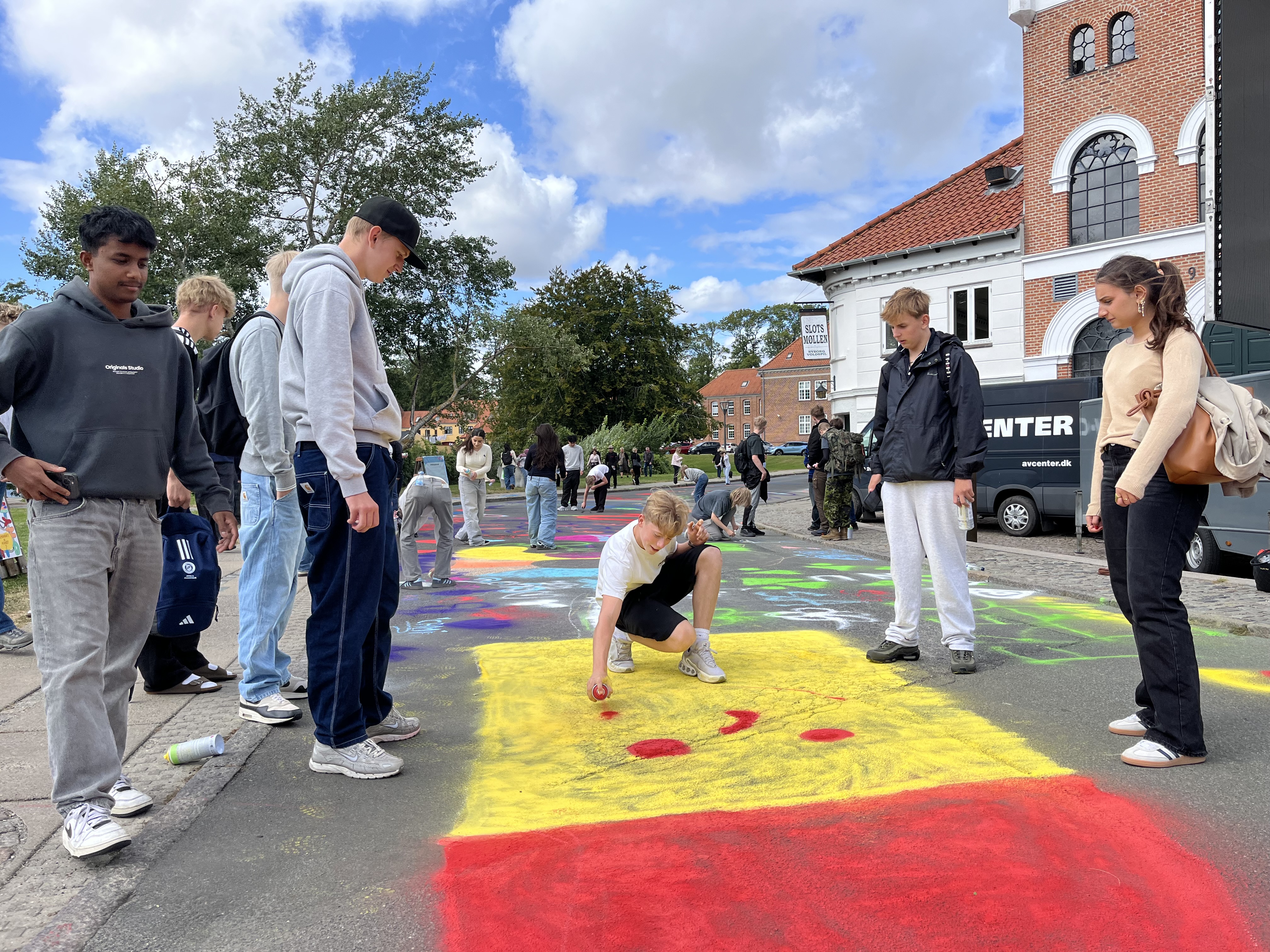 Unge mennesker laver streetart til NYD 2025