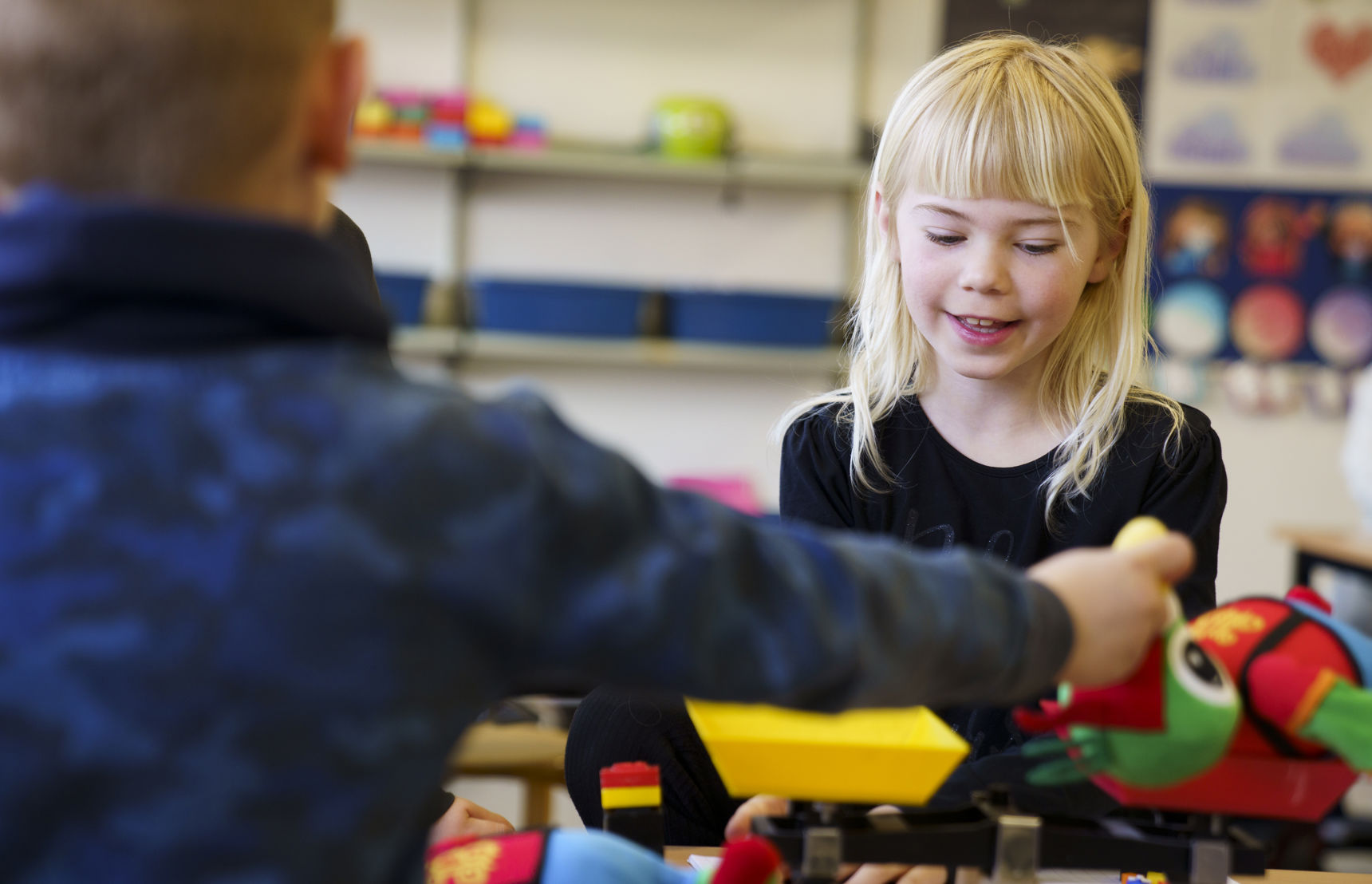 Børn leger i skolen