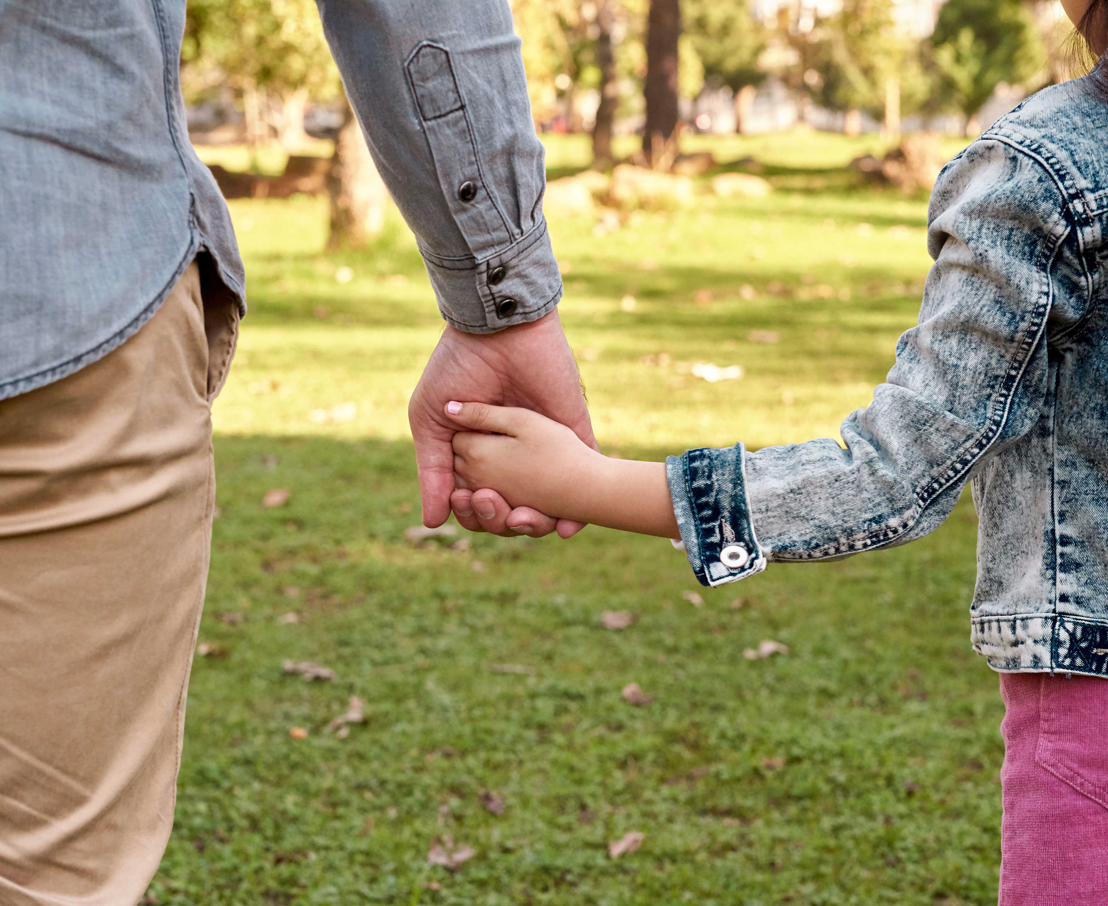 Far og datter der holder hinanden i hånden