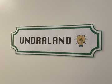 Dørskilt med ordlyden 'undraland'