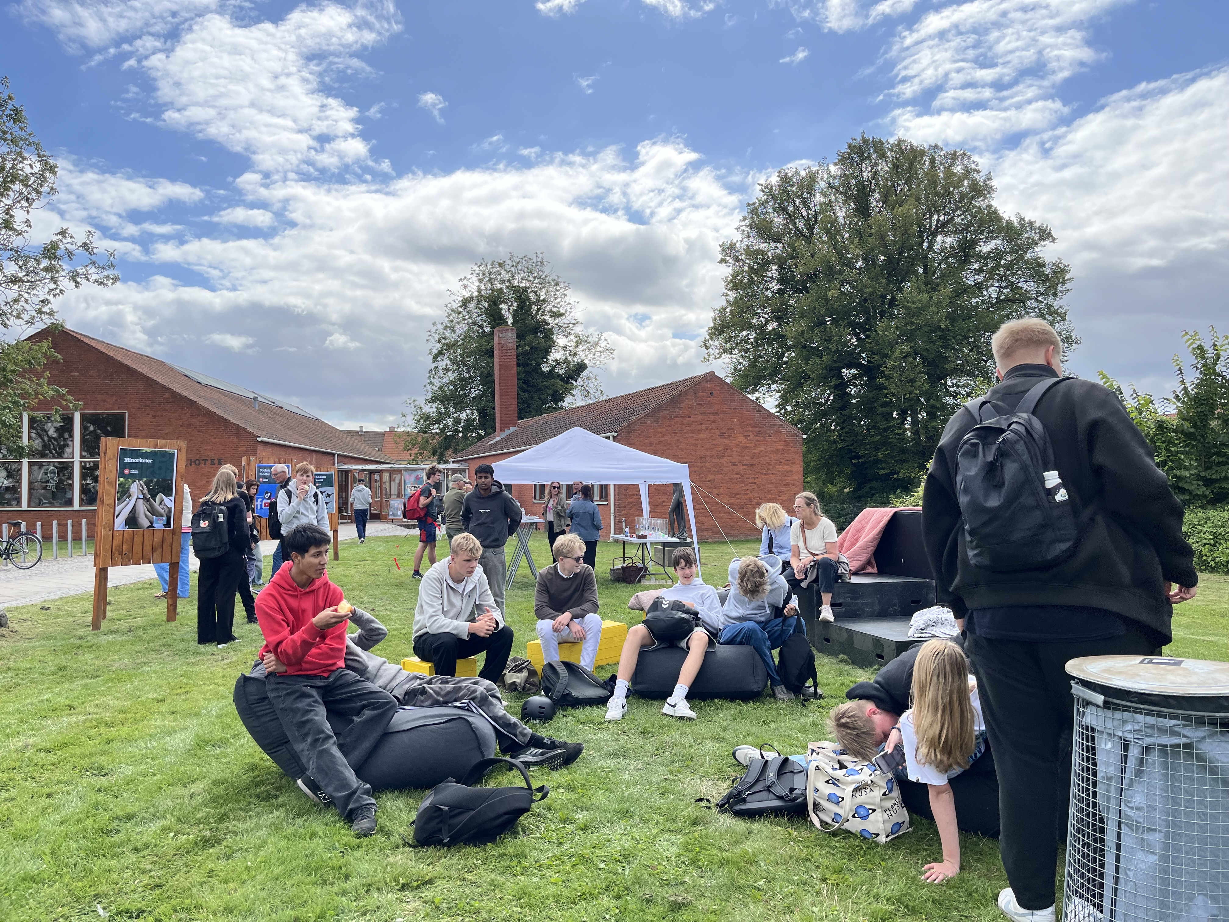 Unge mennesker foran Nyborg Bibliotek til NYD 2025