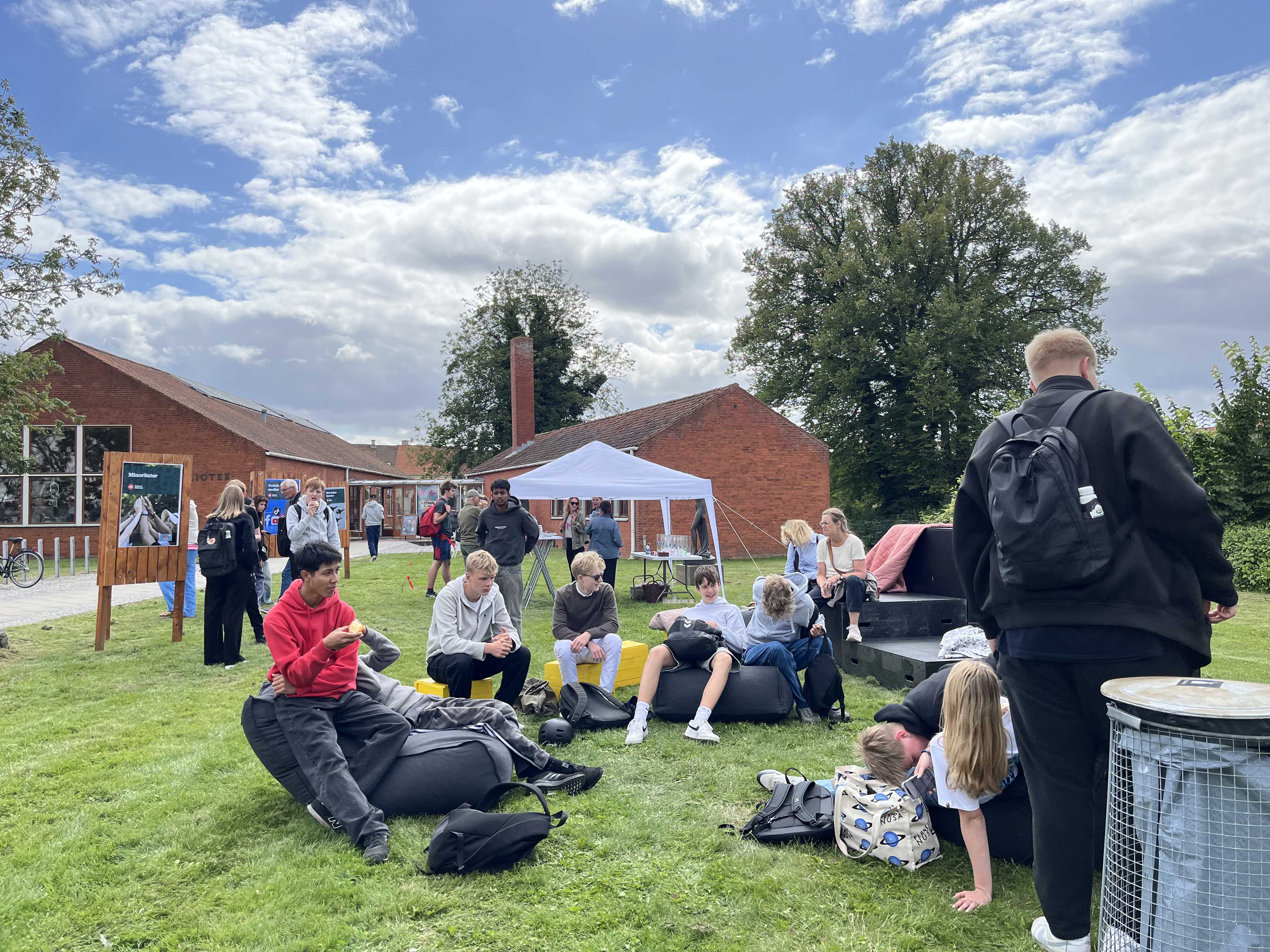 Unge mennesker foran Nyborg Bibliotek til NYD 2025