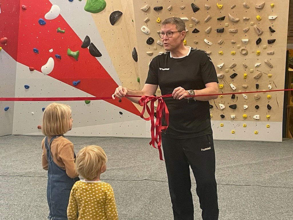 Borgmester Kenneth Muhs klipper den røde snor // Foto: Nyborg Kommune
