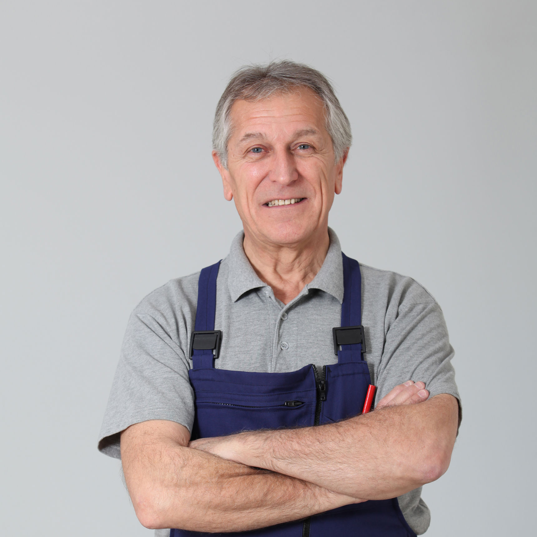 Seniorer i overalls og med værktøjsbælte