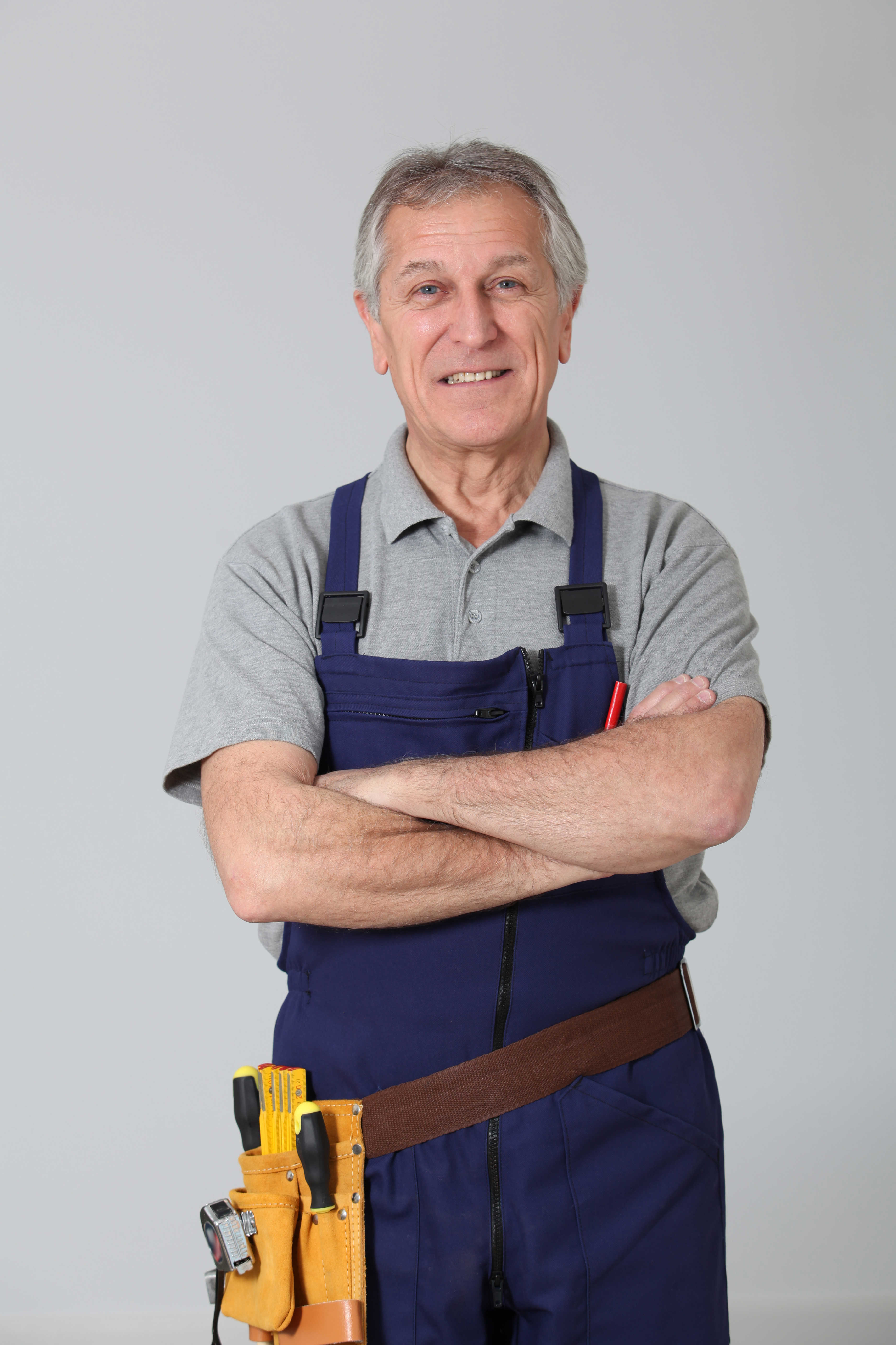 Seniorer i overalls og med værktøjsbælte